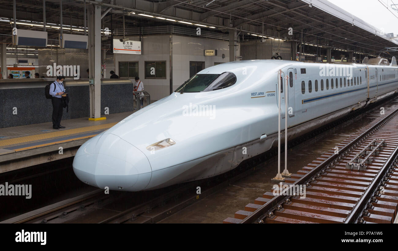 Osaka, Giappone - 16 Giugno 2016: l'iconica Shinkansen, noto come il bullet train, tira nella stazione di Osaka. A velocità di 320 km all'ora, questo è uno di Foto Stock