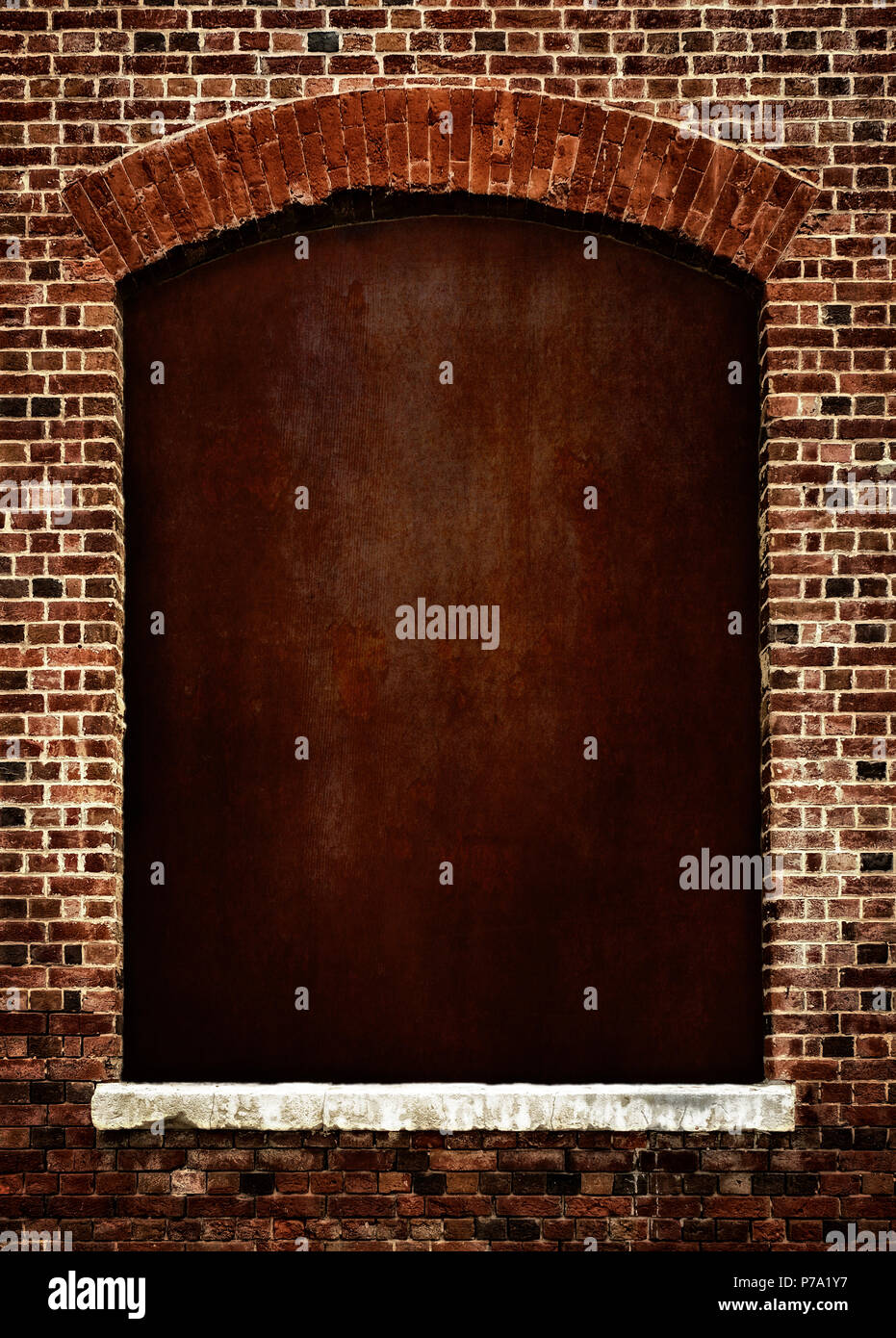 Finestra ad arco caratteristica architetturale in mattoni rossi con pietra bianca davanzale. Aggiunta di texture e di stile arrugginito background e spazio per il testo o immagine in Foto Stock