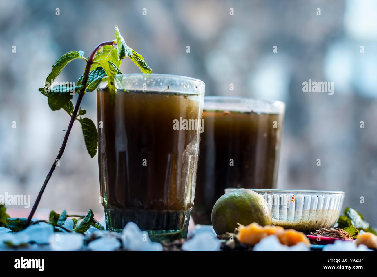 Close up di Asian popolare bevanda estiva cioè Phudina ka shrbat o drink alla menta con tutti i suoi ingredienti su di una superficie di legno che sono zucchero,con foglie di menta Foto Stock