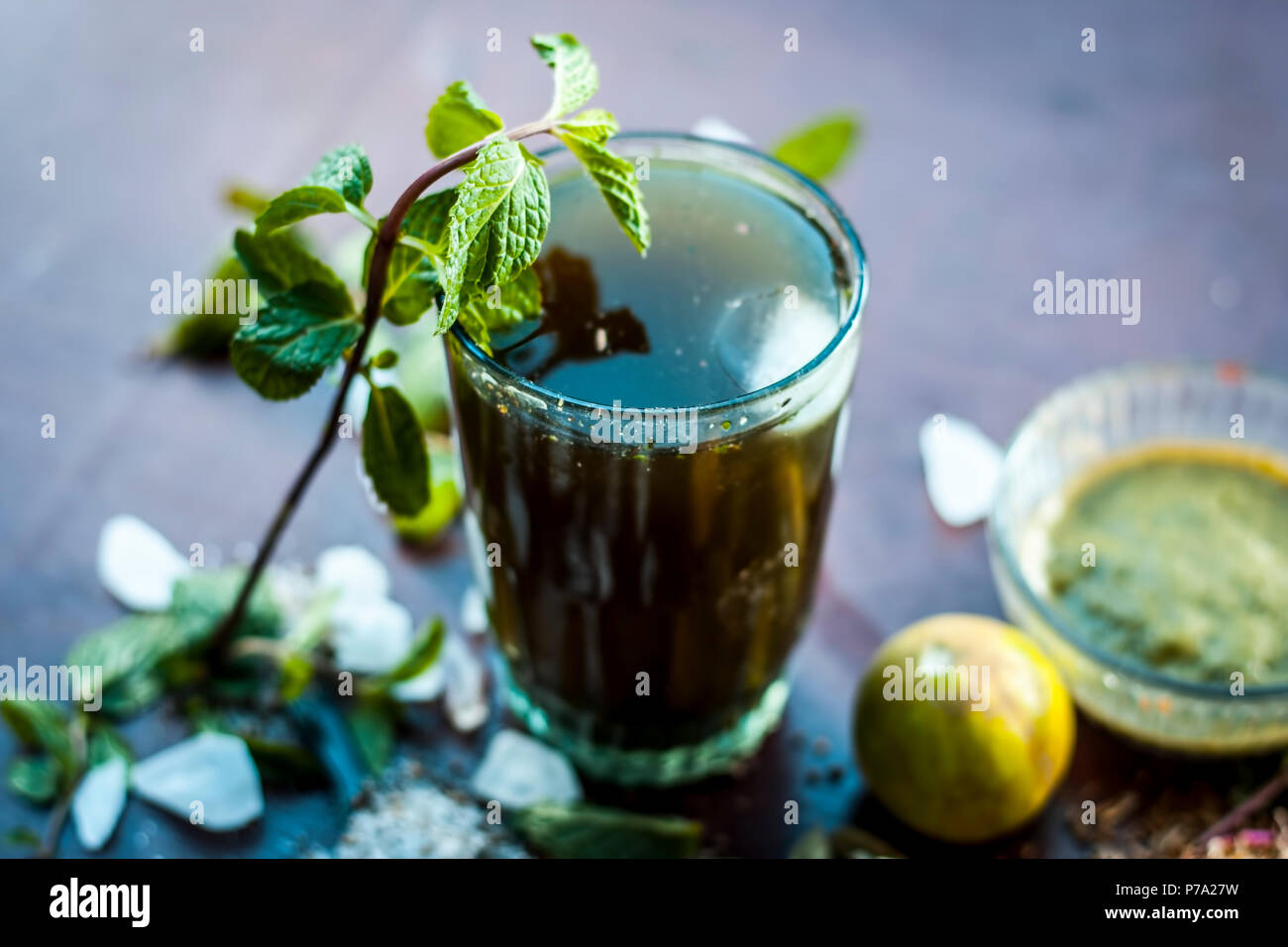 Close up di Asian popolare bevanda estiva cioè Phudina ka shrbat o drink alla menta con tutti i suoi ingredienti su di una superficie di legno che sono zucchero,con foglie di menta Foto Stock