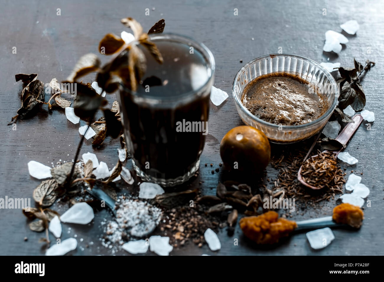 Close up di Asian popolare bevanda estiva cioè Phudina ka shrbat o drink alla menta con tutti i suoi ingredienti su di una superficie di legno che sono zucchero,con foglie di menta Foto Stock