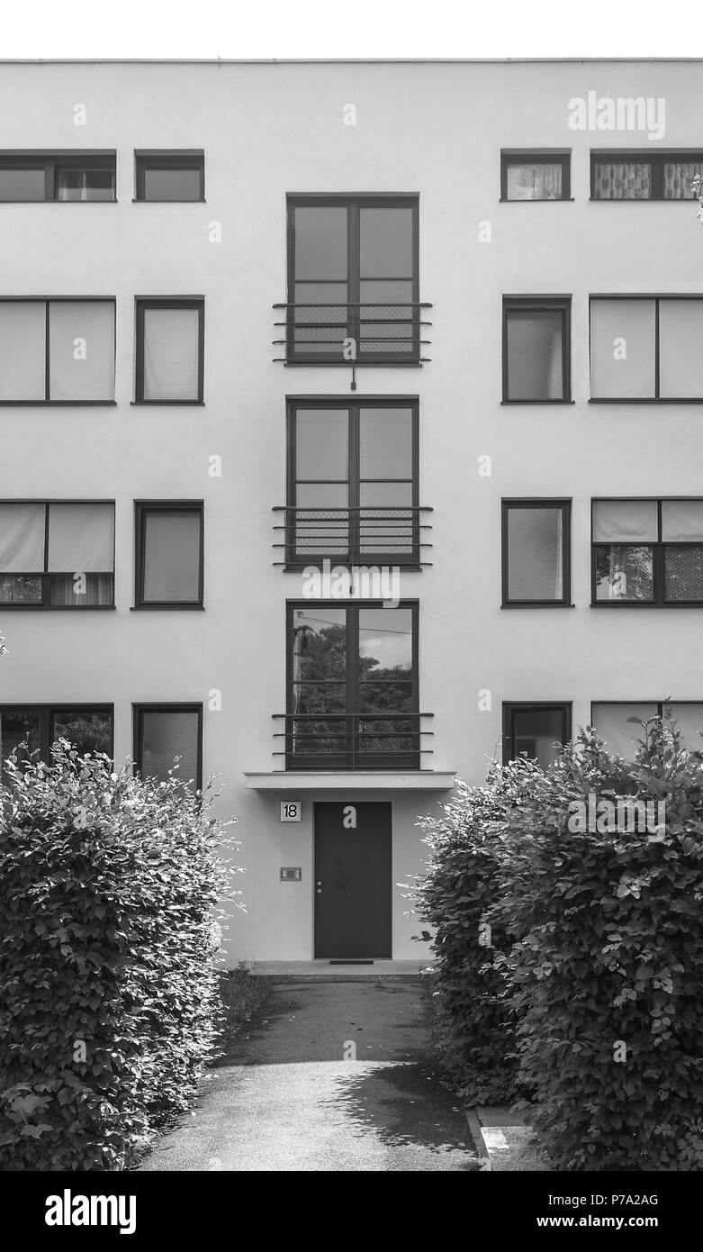 Stoccarda, Weissenhofsiedlung. Vista sul giardino della casa di appartamenti costruito nel 1927 da Ludwig Mies van der Rohe. Foto Stock