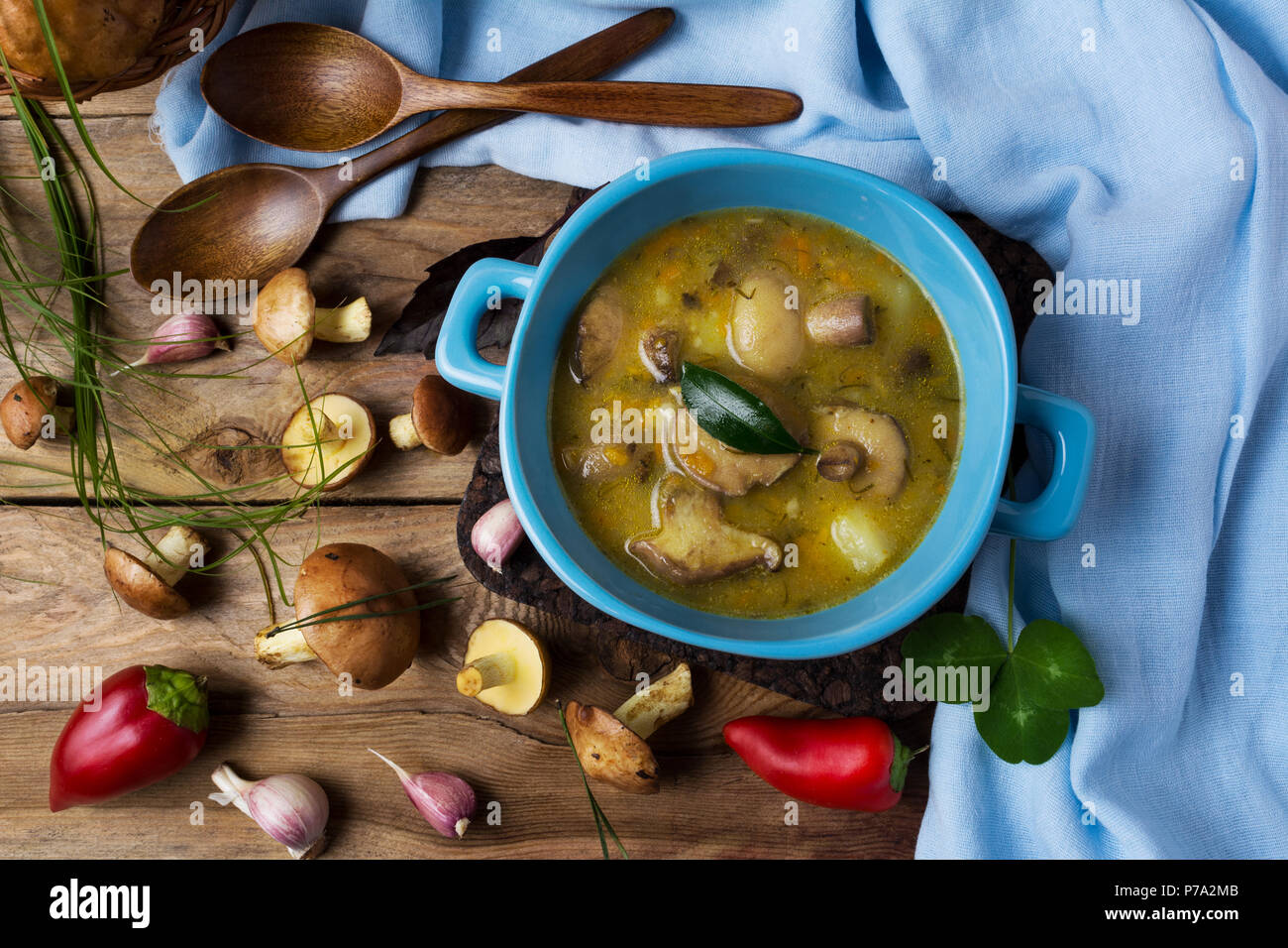 Fungo zuppa vegetale nel blu ciotola rustico sul tavolo di legno, vista dall'alto. Vegetariano cibo sano Foto Stock