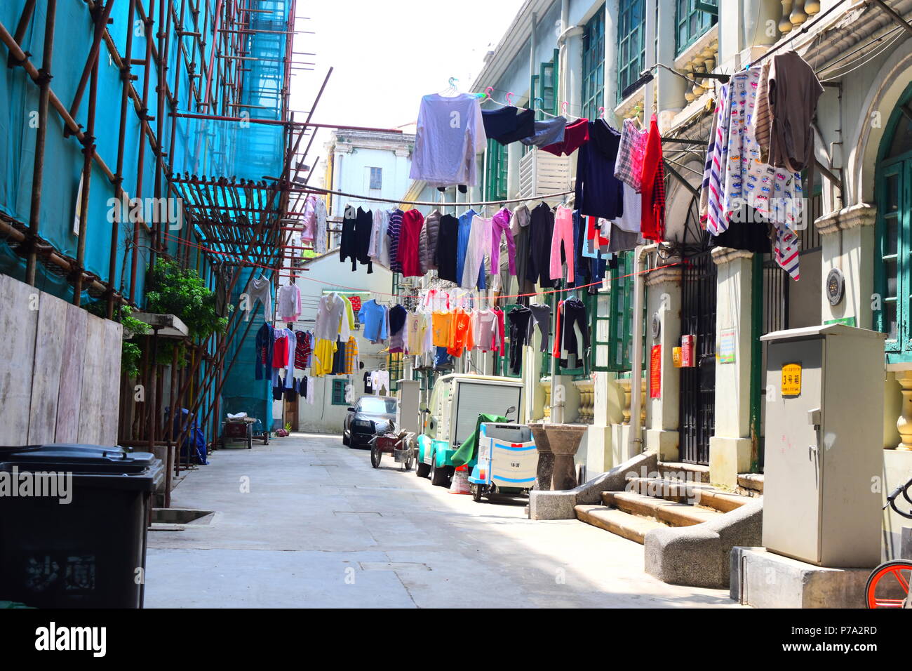 Cinese colorato vicolo pieno di panni appesi ad asciugare nel centro di Guangzhou, Cina Foto Stock