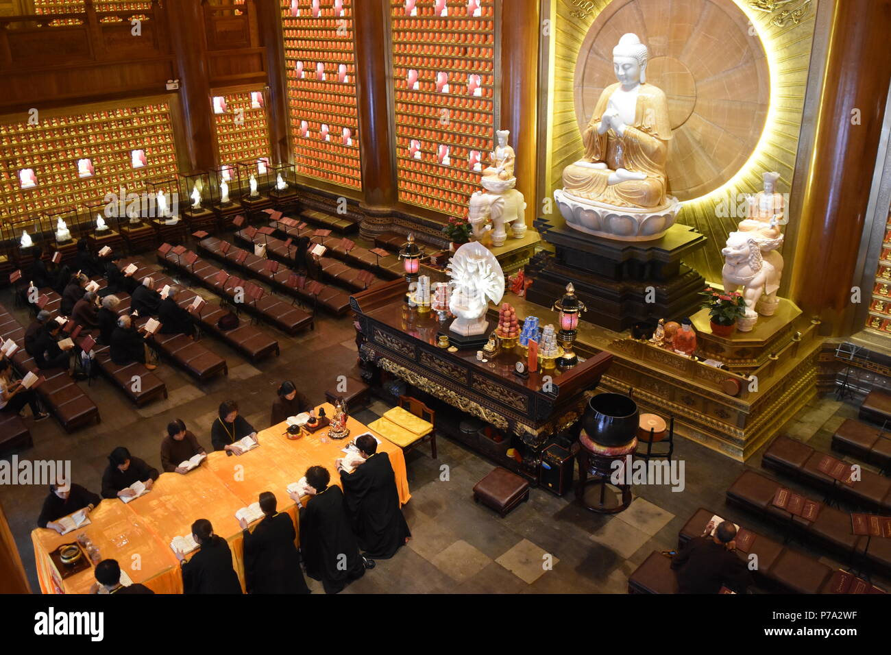 I monaci buddisti rituale Dafo tempio buddista e monastero, Beijing Road, Guangzhou, Cina Foto Stock