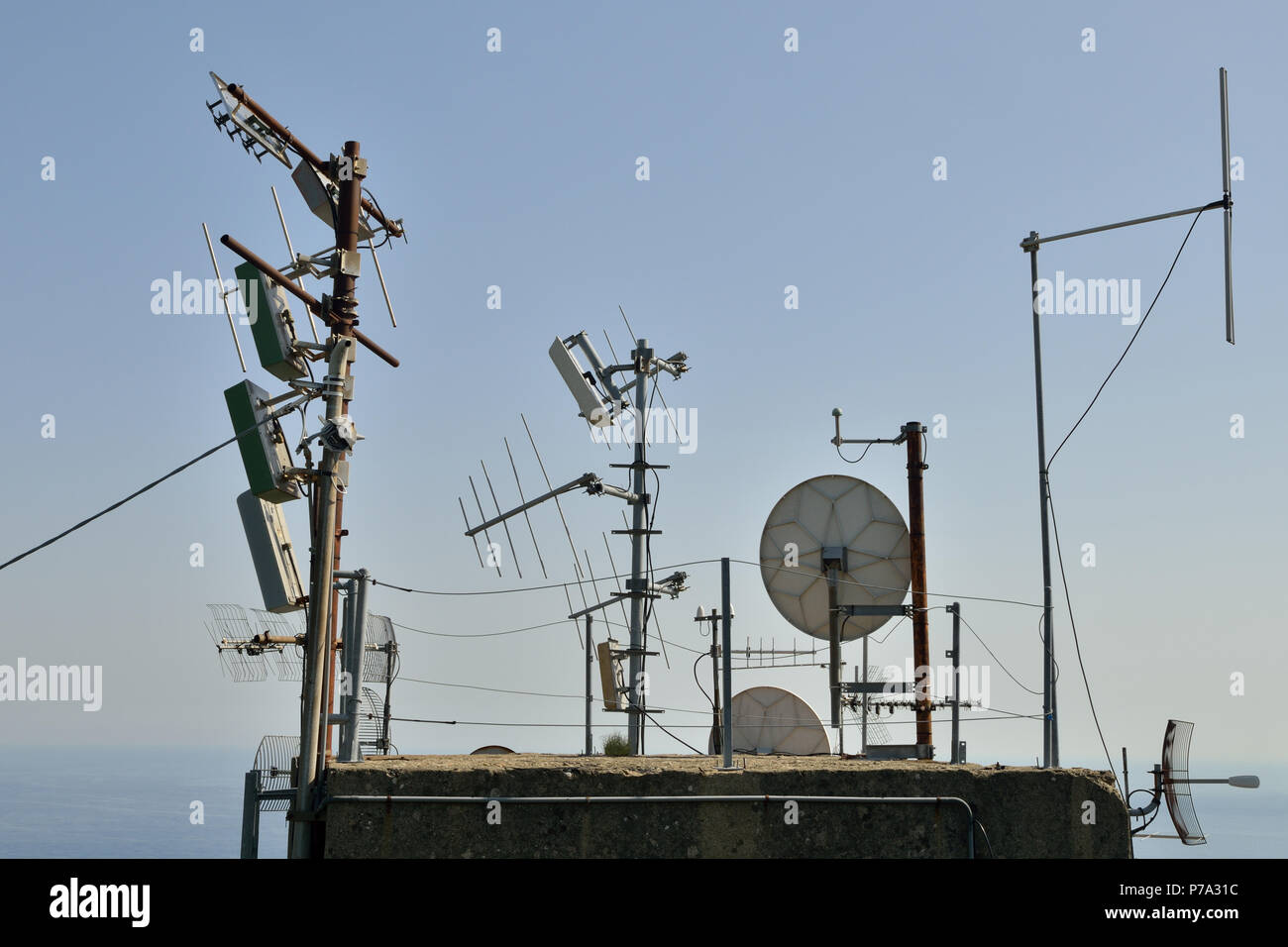 Le antenne di comunicazione sul tetto Foto Stock