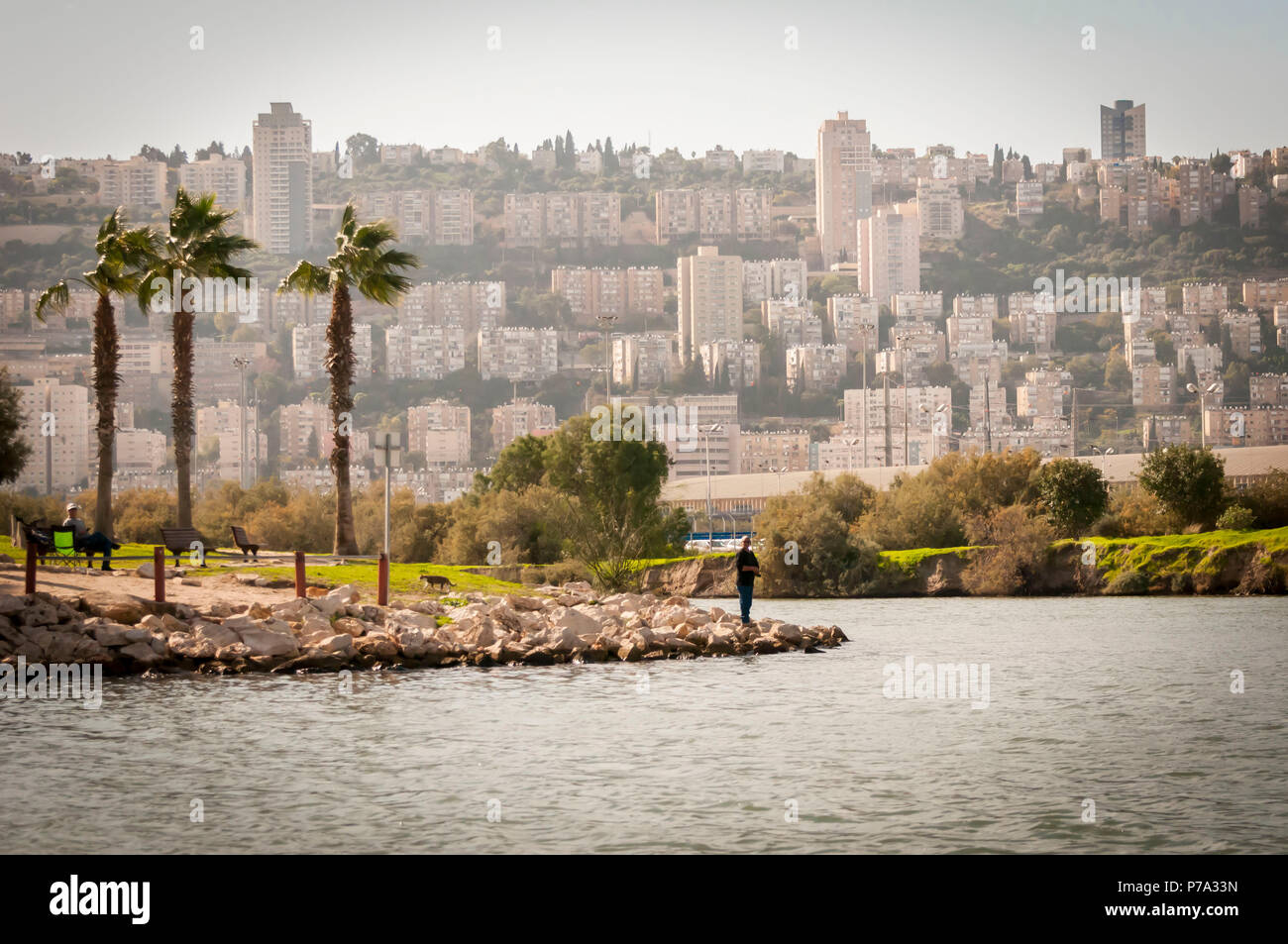 Torrente Kishon di Haifa. Una volta altamente inquinata è pulito con l'uso di moderne tecnologie ecologiche. Haifa, Israele, dicembre 2014. Foto Stock