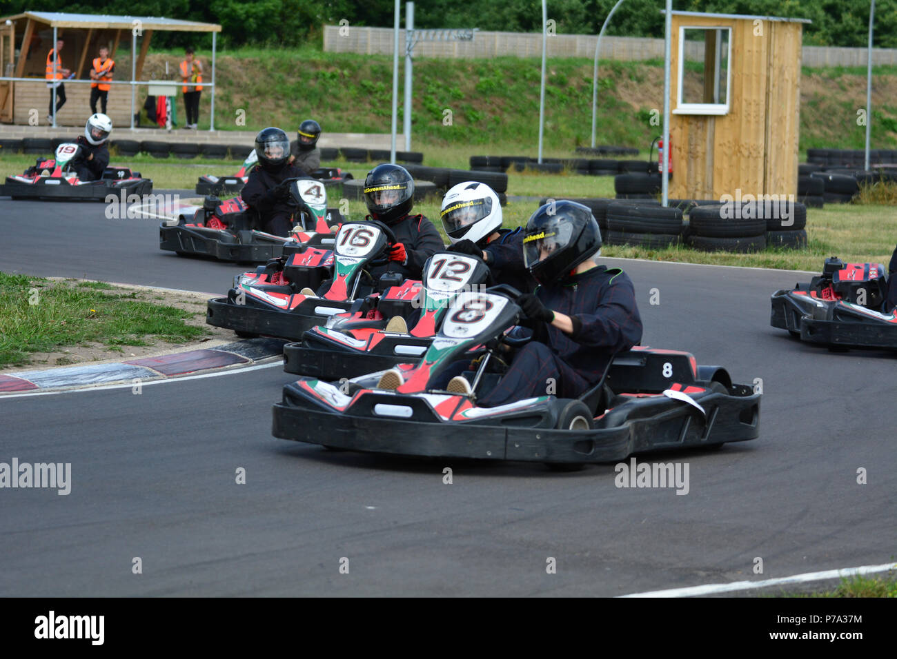 Amateur go kart racing. cercando la migliore posizione sulla curva del circuito di gara. Foto Stock