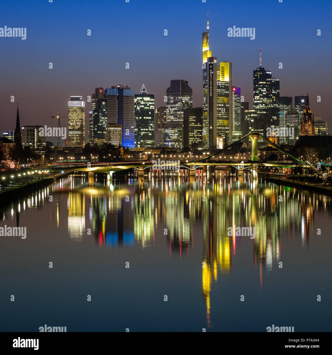 Francoforte Mainhattan distretto finanziario si riflette nel fiume principale Foto Stock