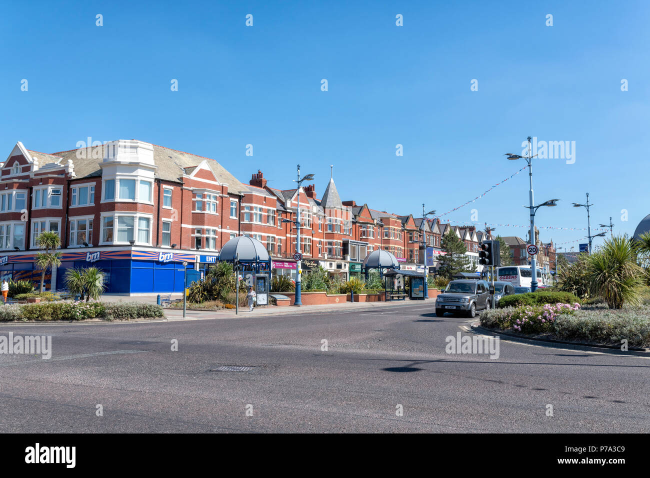 St Annes On Sea, Lancashire centro città sotto un luminoso cielo blu Foto Stock