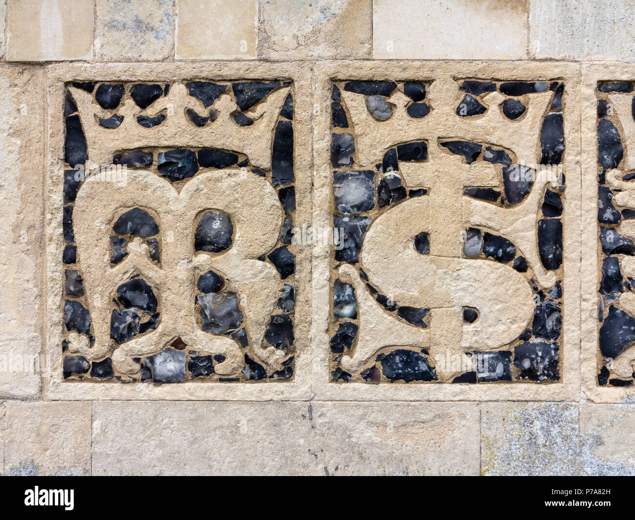 Knapped selce e pietra letterforms lombarda MS AH KR insieme nella parete esterna della chiesa della Santa Trinità Blythburgh Suffolk in Inghilterra Foto Stock
