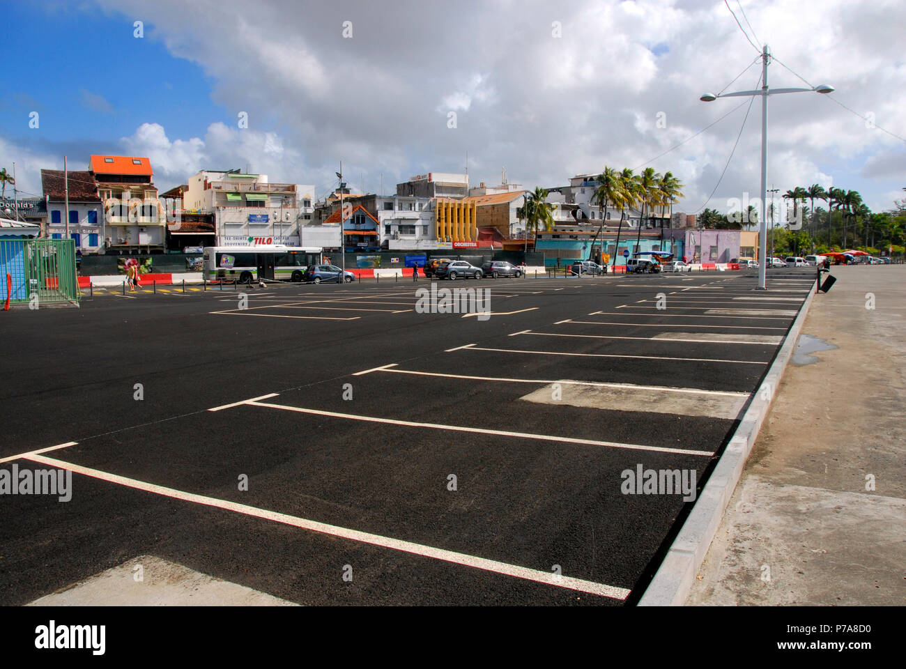 Vuoto parcheggio auto come è domenica e la maggior parte dei negozi sono chiusi, Fort de France, Martinica, dei Caraibi Foto Stock