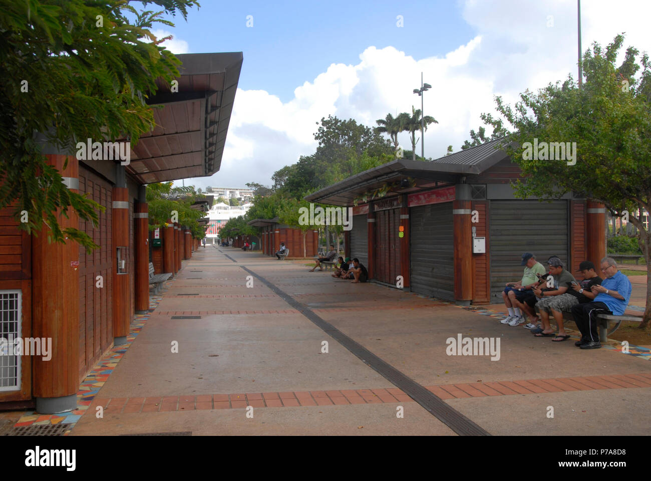 Fila di negozi in Fort de France, Martinica, Caraibi, chiuso perché è domenica Foto Stock