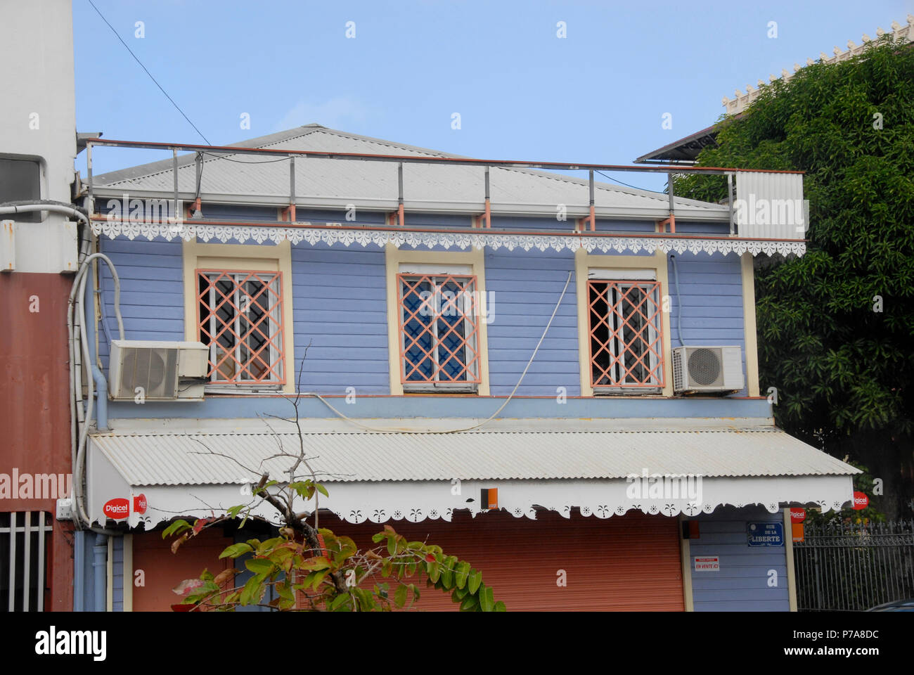 Attraente parte superiore dell edificio, Fort de France, Martinica, dei Caraibi Foto Stock