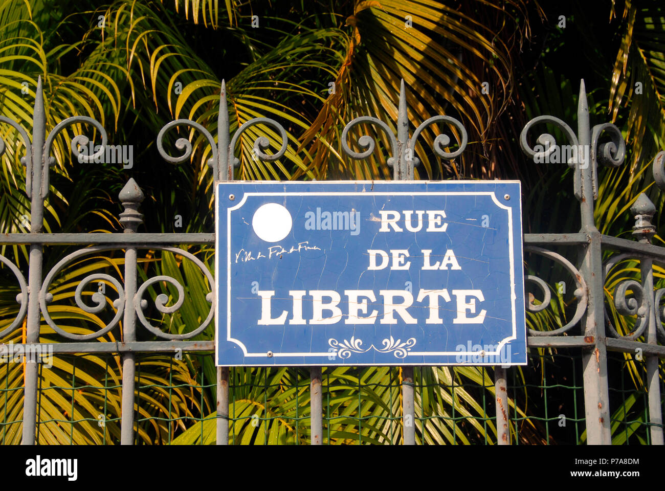 Il nome della strada segno 'Rue de la Liberte' in caratteri bianchi su sfondo blu, montato sulle ringhiere, Fort de France, Martinica, dei Caraibi Foto Stock