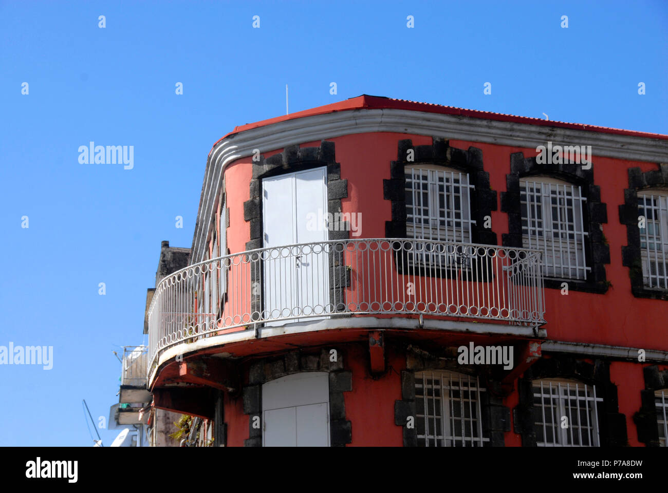 Edificio distintivo su angolo, Rue Jacques Cazotte, Fort de France, Martinica, dei Caraibi Foto Stock