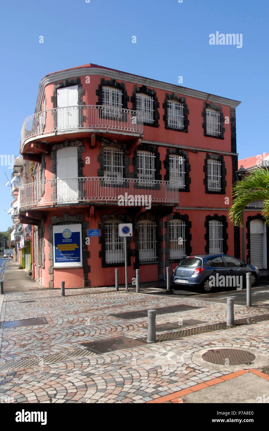 Edificio distintivo su angolo, Rue Jacques Cazotte, Fort de France, Martinica, dei Caraibi Foto Stock