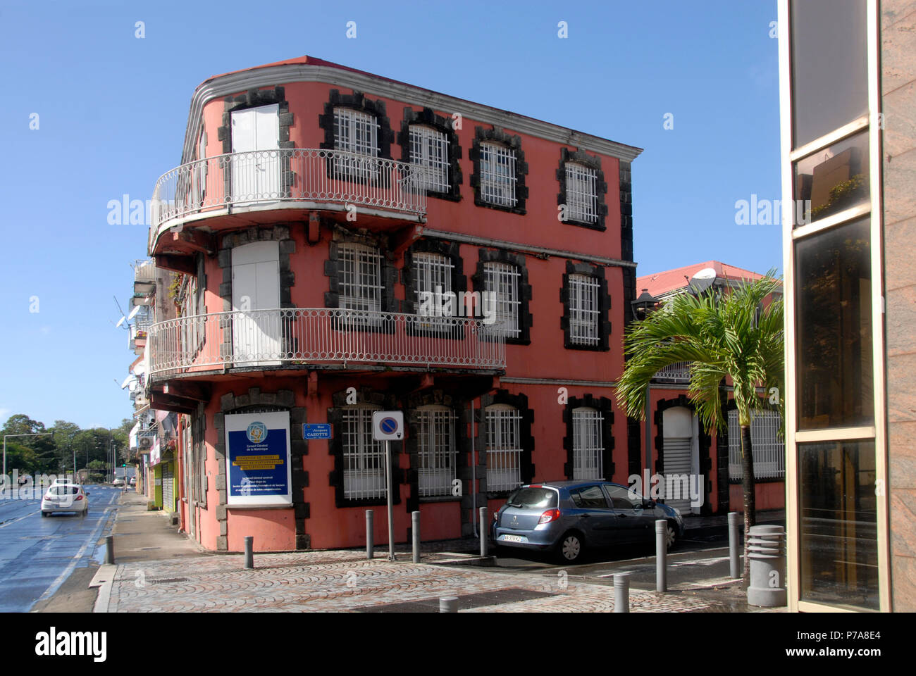 Edificio distintivo su angolo, Rue Jacques Cazotte, Fort de France, Martinica, dei Caraibi Foto Stock