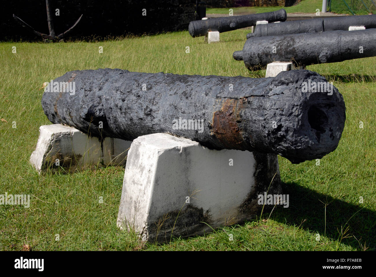 Cannone antico sul display al di fuori del museo, Fort de France, Martinica, dei Caraibi Foto Stock
