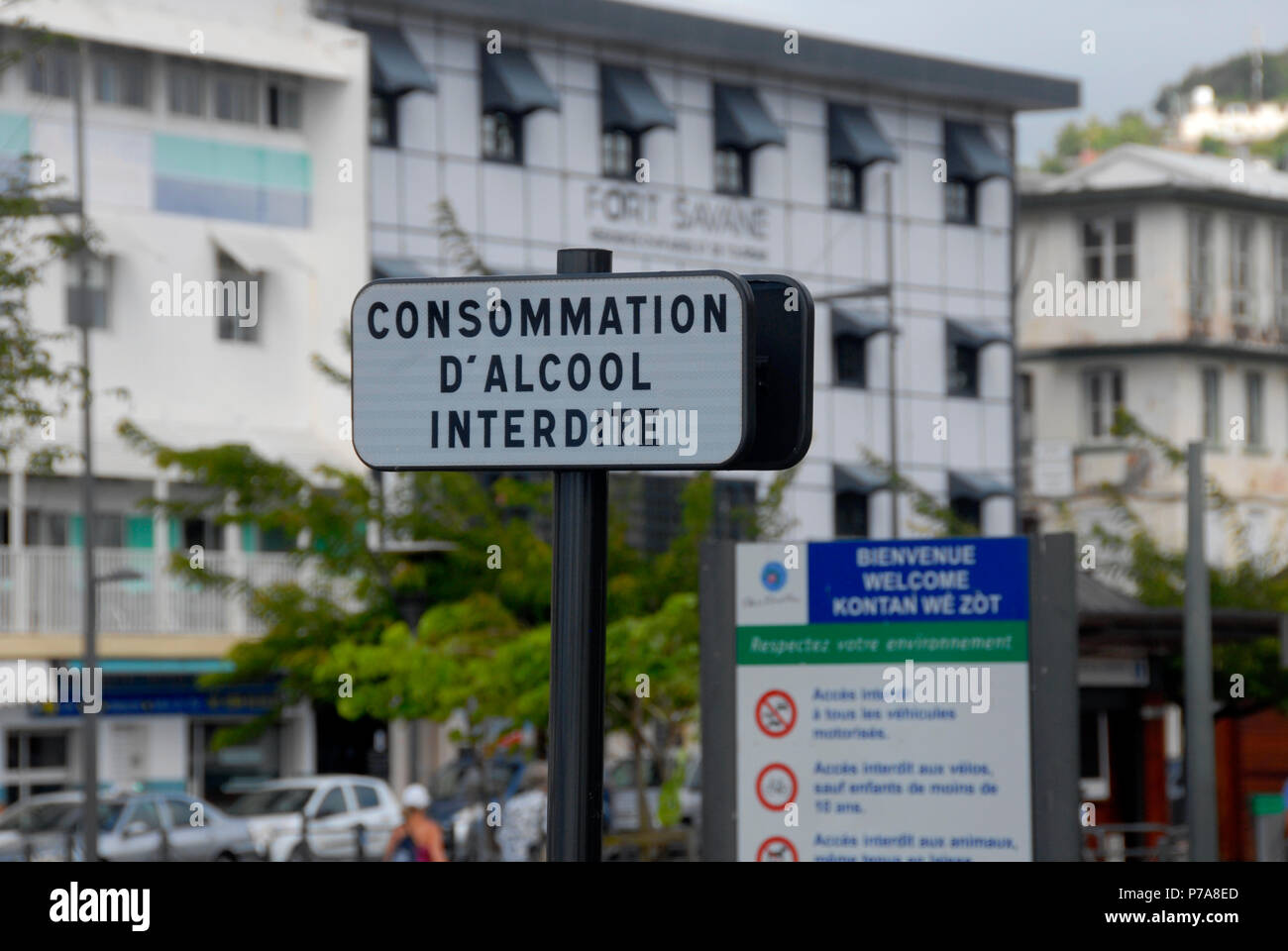 Cartello stradale di Fort de France, Martinica, dei Caraibi - Consommation d'alcool interdite (consumo di alcool vietato) Foto Stock
