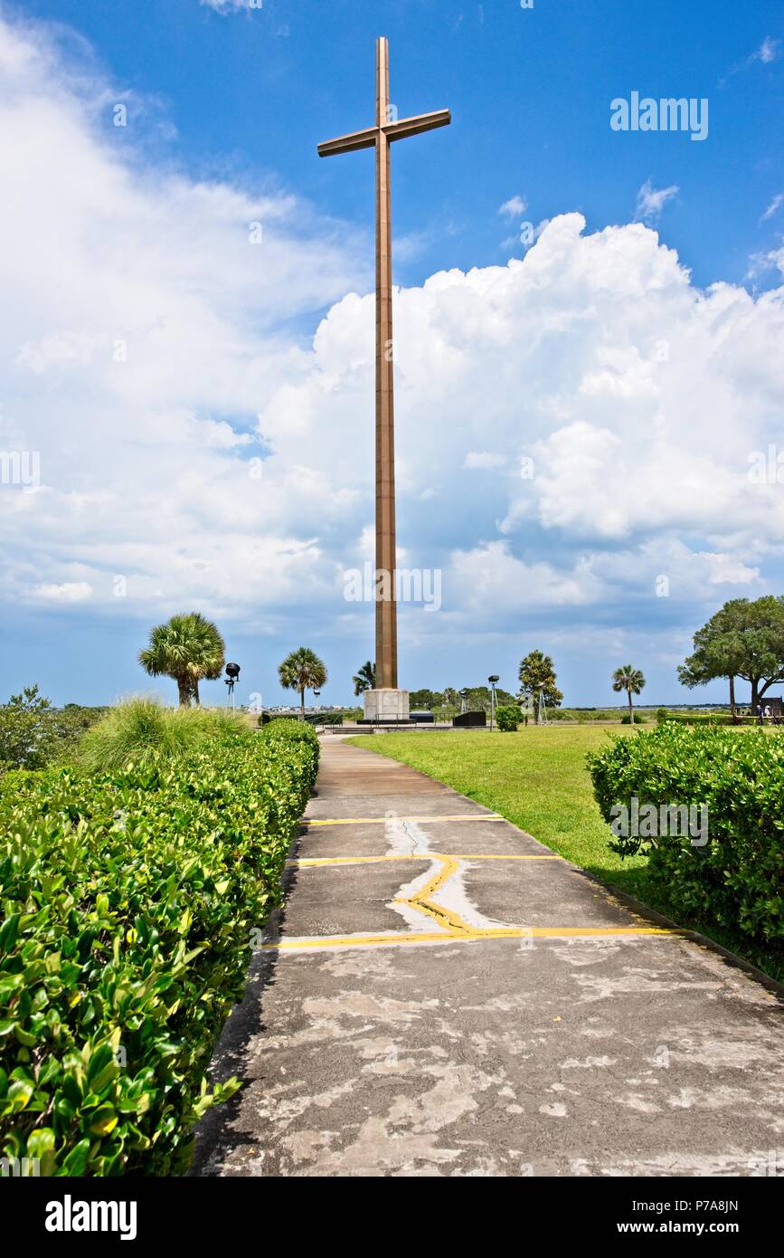 La croce, un simbolo del cristianesimo si trova lungo la tranquilla acqua Foto Stock