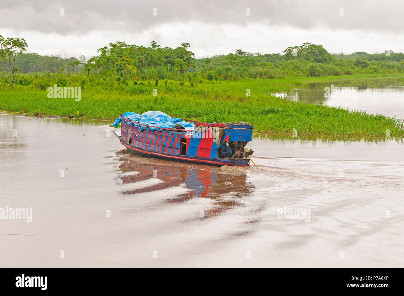 Traghetti locali in Amazzonia a est di Iquitos, Perù Foto Stock