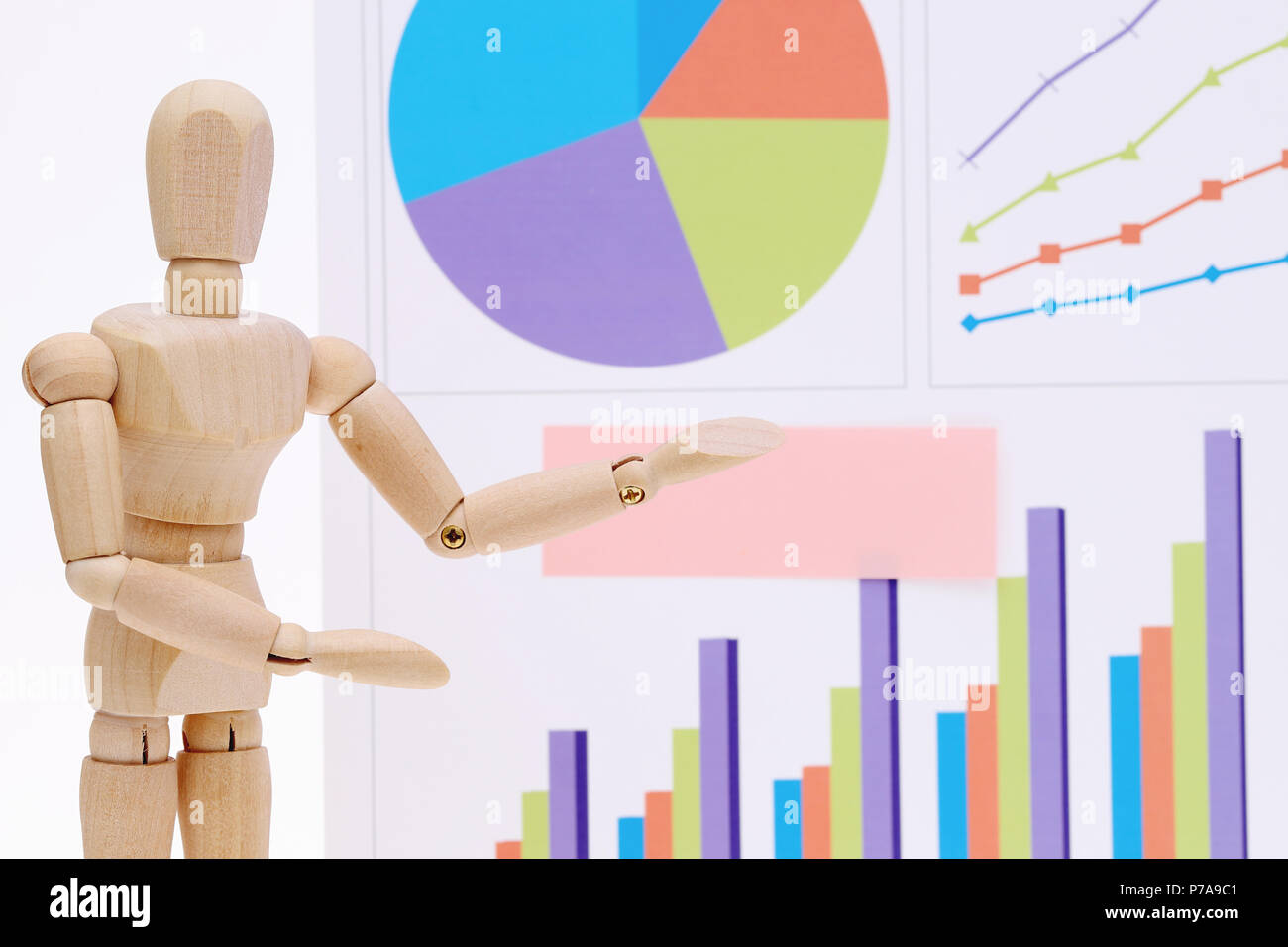 Manichino di legno con il grafico a colori dei documenti stampati Foto Stock