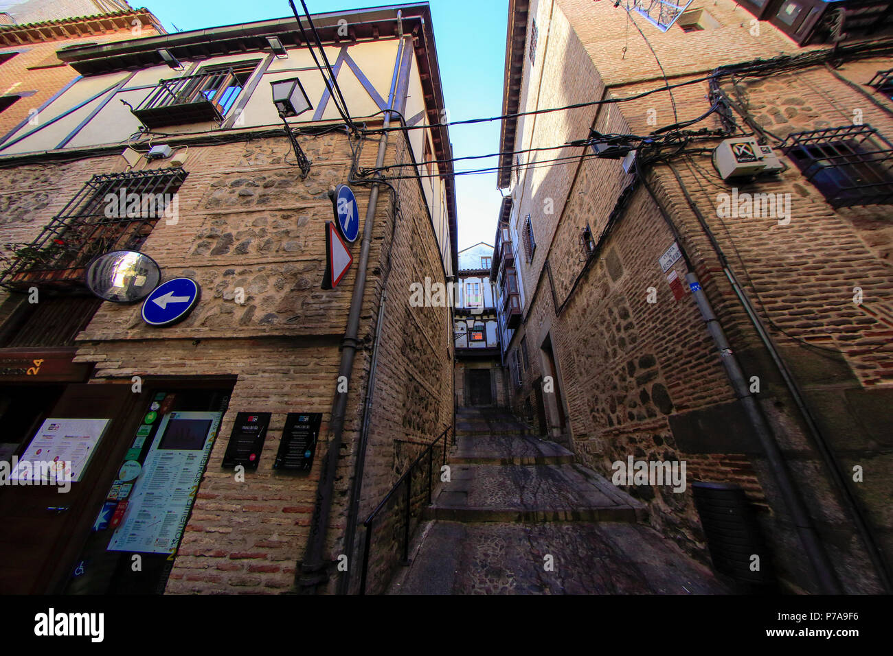 Le strette vie del centro storico della città di Toledo, Spagna, Europa Foto Stock