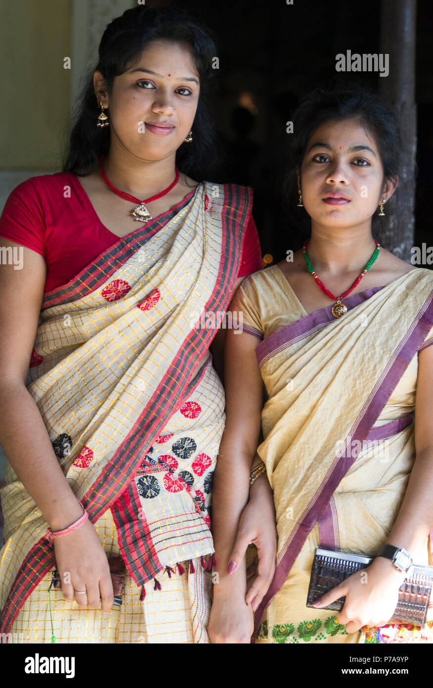 Assam, India. Ritratto di due donne al di fuori Vaishnava Satra Foto Stock