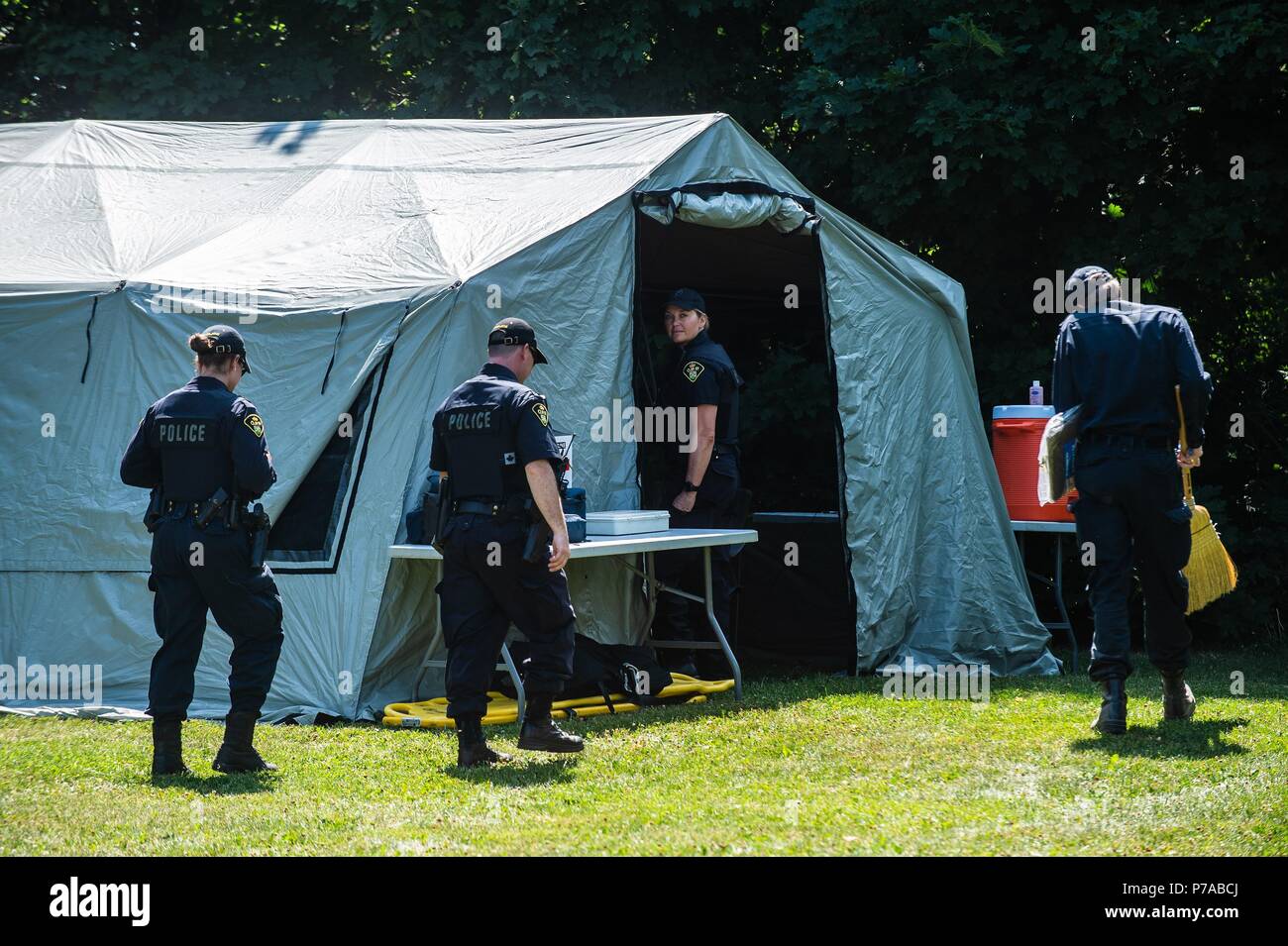 Toronto, può., 04 lug 2018. 4 Luglio, 2018. La polizia di Toronto sono tornati su 4 Luglio, 2018 a una residenza su Mallory Crescent a Toronto in cerca di ulteriori elementi di prova contro accusato serial killer Bruce McArthur, 66. Il sito è stato il luogo in cui il lavoratore autonomo per applicazioni paesaggistiche è sospettato di avere smembrato e disposto di sette delle sue vittime mettendo i resti di piantatrici che erano sparsi su 30 siti tra il 2010 e il suo arresto il 18 gennaio 2018 Credit: Victor Biro/ZUMA filo/Alamy Live News Foto Stock