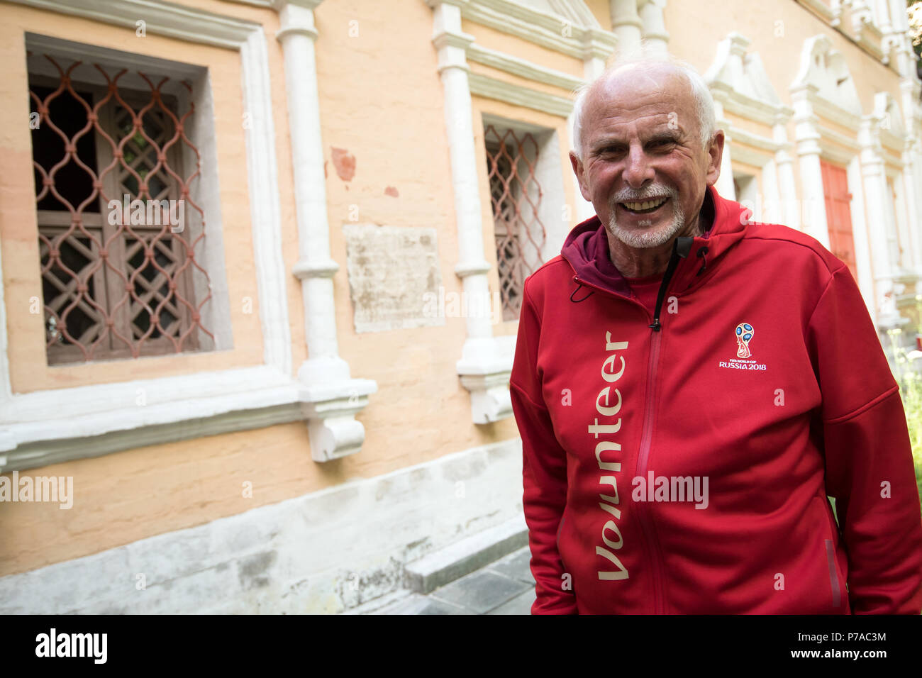 Archiviato - 21 giugno 2018, Russia, Mosca: Calcio World Cup 2018: Hubert Bihler da Rottweil (Baden-Württemberg), è a Mosca. Coppa del Mondo di partecipanti in Russia non sono solo famosi calciatori. Migliaia di volontari provenienti da molti paesi lavorano dietro le quinte per rendere il torneo un successo. Per l'72-anno-vecchio, la Coppa del Mondo di calcio è la XLII grande evento sportivo. Come un volontario, il pensionato era in carica della media, per esempio, alla Coppa del Mondo di Calcio 2010 in Sud Africa a 2012 Olimpiadi di Whistler e il 2014 Olimpiadi invernali di Sochi. Foto: Federico Gambarini/dpa Foto Stock