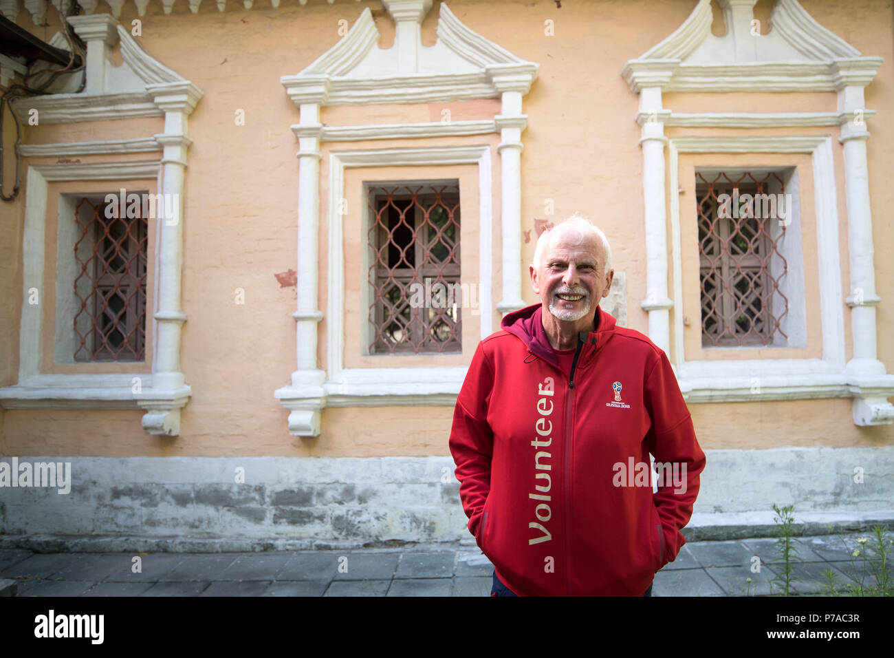 Archiviato - 21 giugno 2018, Russia, Mosca: Calcio World Cup 2018: Hubert Bihler da Rottweil (Baden-Württemberg), è a Mosca. Coppa del Mondo di partecipanti in Russia non sono solo famosi calciatori. Migliaia di volontari provenienti da molti paesi lavorano dietro le quinte per rendere il torneo un successo. Per l'72-anno-vecchio, la Coppa del Mondo di calcio è la XLII grande evento sportivo. Come un volontario, il pensionato era in carica della media, per esempio, alla Coppa del Mondo di Calcio 2010 in Sud Africa a 2012 Olimpiadi di Whistler e il 2014 Olimpiadi invernali di Sochi. Foto: Federico Gambarini/dpa Foto Stock