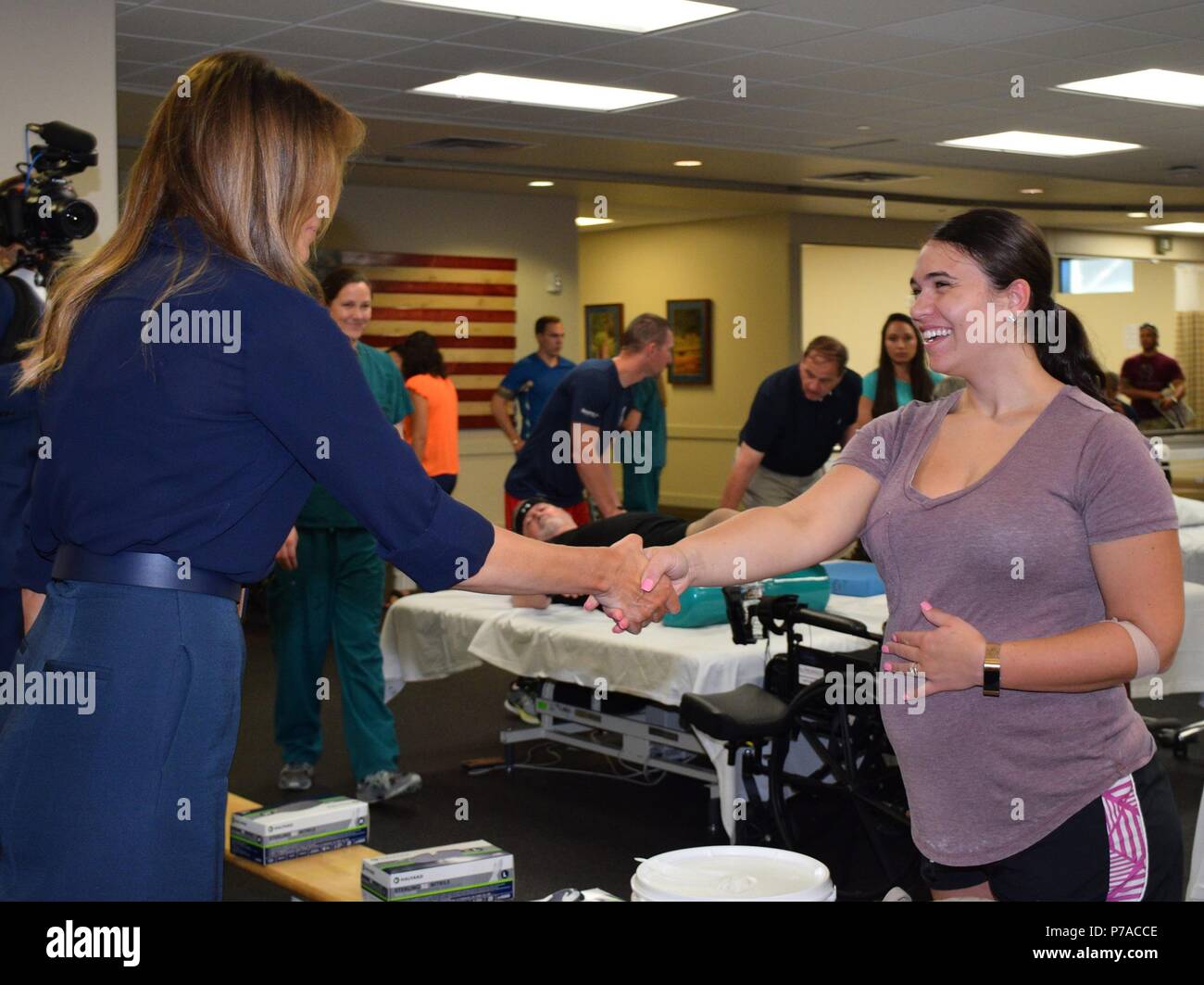 Bethesda, Maryland, USA. 3 Luglio, 2018. U.S prima signora Melania Trump visite con Megan Underwood durante una visita a sorpresa con combattenti feriti a Walter Reed Militare Nazionale Medical Center Luglio 3, 2018 di Bethesda, Maryland. Credito: Planetpix/Alamy Live News Foto Stock