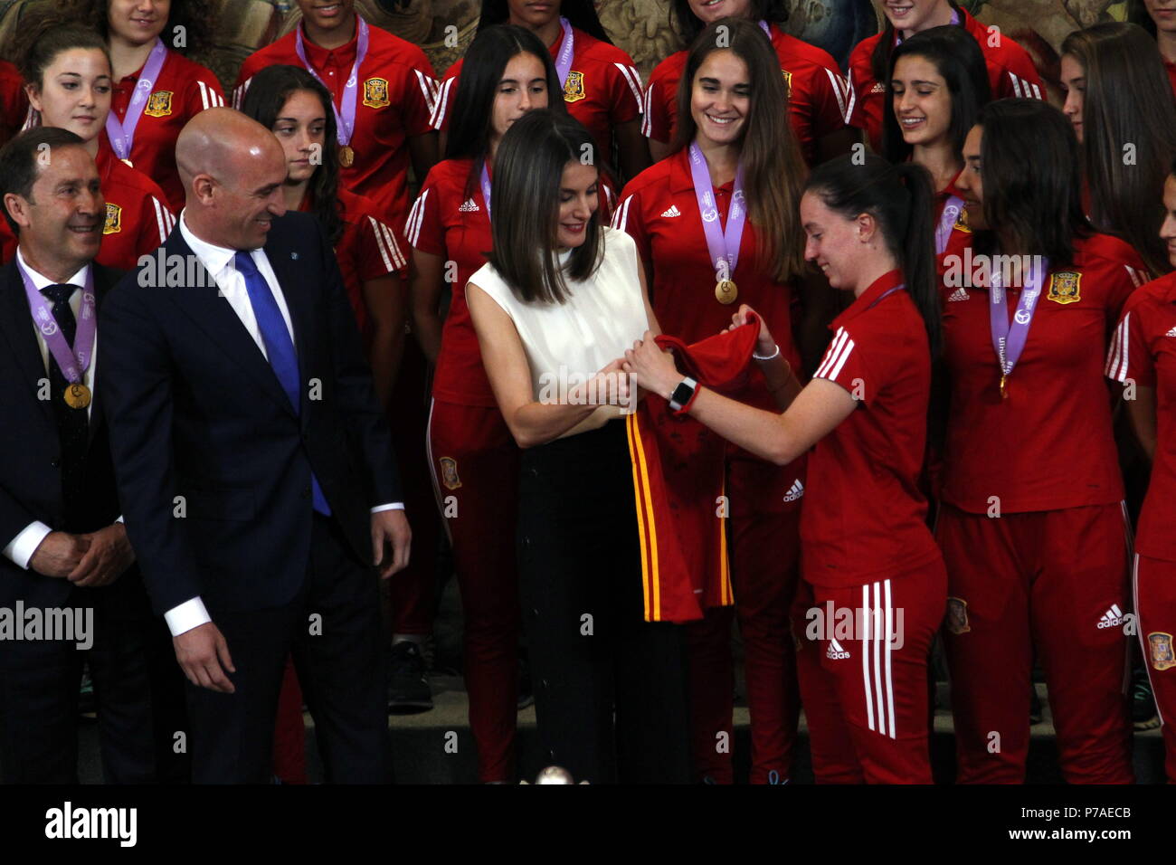 La Reina Letizia recibe a la seleccion femenina sub-17 de Futbol en el palacio de la Zarzuela en Madrid Madrid, Spagna 05/07/2018 regina spagnola Letizia Ortiz durante l udienza reale di Spagna sotto femmina 17 team dopo la vittoria in Euro 2018 a Madrid il Giovedì , 05 luglio 2018 Foto Stock