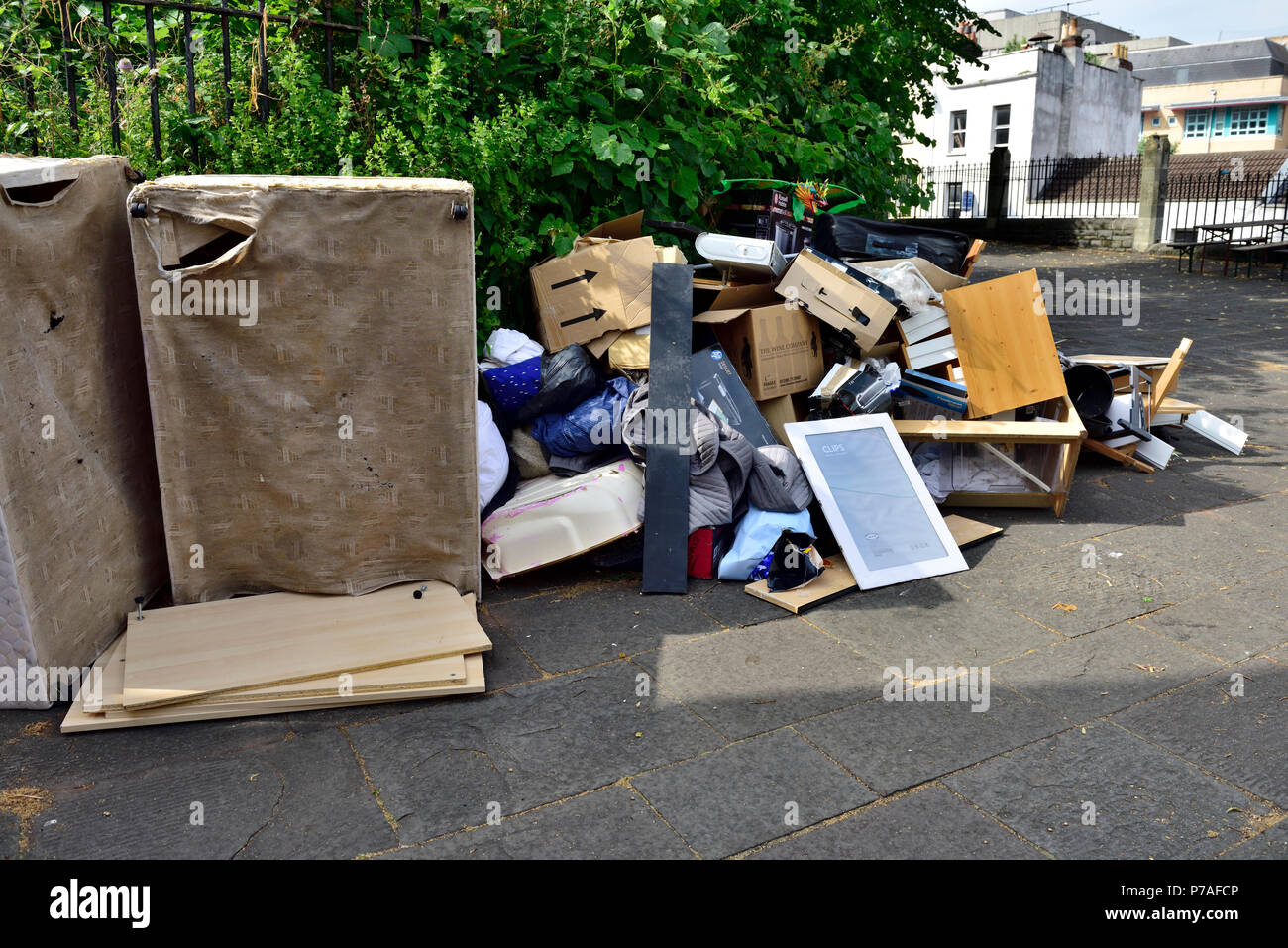 Bristol, Regno Unito. Il 5 luglio 2018. Rifiuti ammucchiati e a sinistra sul sentiero pubblico, Bristol UK Credit: Charles Stirling/Alamy Live News Foto Stock