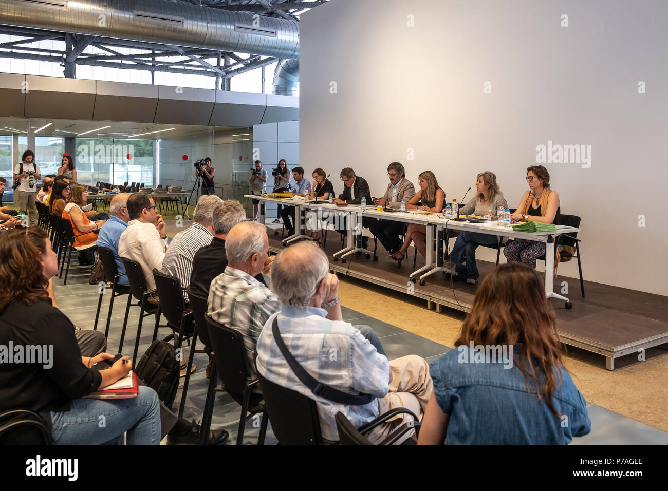 Barcellona, in Catalogna, Spagna. 5 Luglio, 2018. Vista generale della sala dove l'asta pubblica si è svolta.La mobilitazione popolare contro l'asta pubblica di un set di proprietà corrispondenti a intestato eredità è riuscito a ritardare l'inizio dell'asta prevista per le 10:00 a.m. Nonostante la forte resistenza popolare, i banditori e gli acquirenti sono state accedendo al sito con l aiuto della polizia catalana Mossos d'esquadra. Per tutta la mattina ci sono stati piccoli scontri tra attivisti e polizia. Credito: Paco Freire SOPA/images/ZUMA filo/Alamy Live News Foto Stock