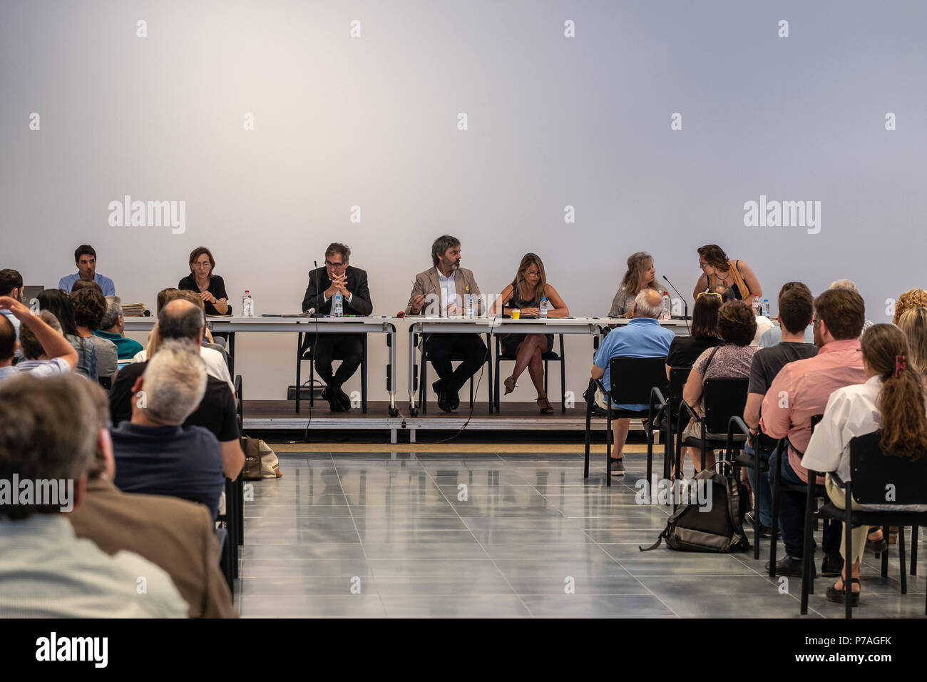 Barcellona, in Catalogna, Spagna. 5 Luglio, 2018. Vista generale della sala dove l'asta pubblica si è svolta.La mobilitazione popolare contro l'asta pubblica di un set di proprietà corrispondenti a intestato eredità è riuscito a ritardare l'inizio dell'asta prevista per le 10:00 a.m. Nonostante la forte resistenza popolare, i banditori e gli acquirenti sono state accedendo al sito con l aiuto della polizia catalana Mossos d'esquadra. Per tutta la mattina ci sono stati piccoli scontri tra attivisti e polizia. Credito: Paco Freire SOPA/images/ZUMA filo/Alamy Live News Foto Stock