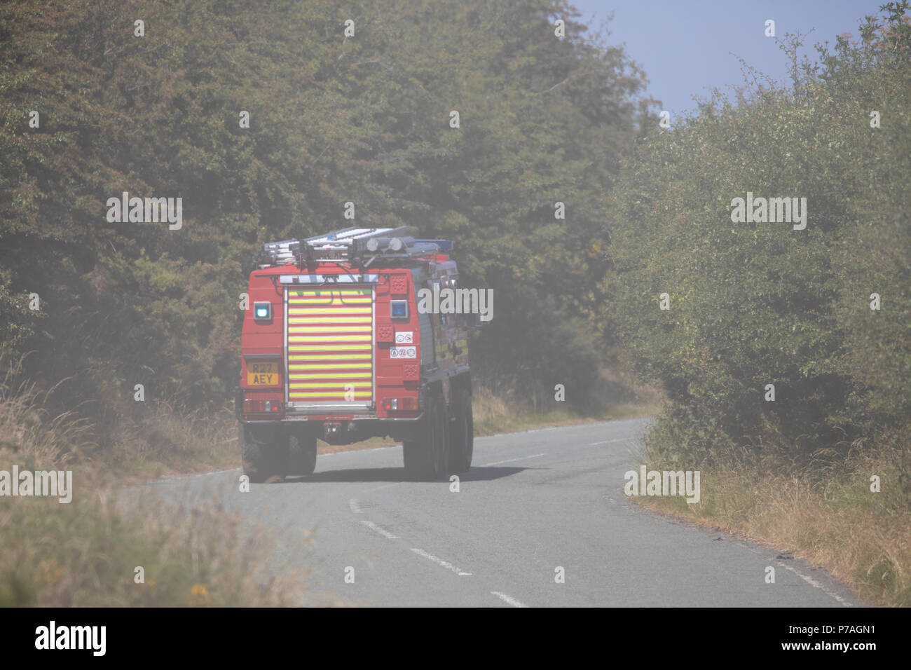 Il Galles del nord, 5 luglio 2018, UK Meteo: Fire Fighters affrontare brughiera il fuoco con tutti i terreni di veicoli su Halkyn montagna vicino al villaggio di Brynford giorni dopo il consiglio locale problema sever rischio di incendio per l'area. Strade in zona sono attualmente chiusi. © DGDImages/Alamy Live News Foto Stock