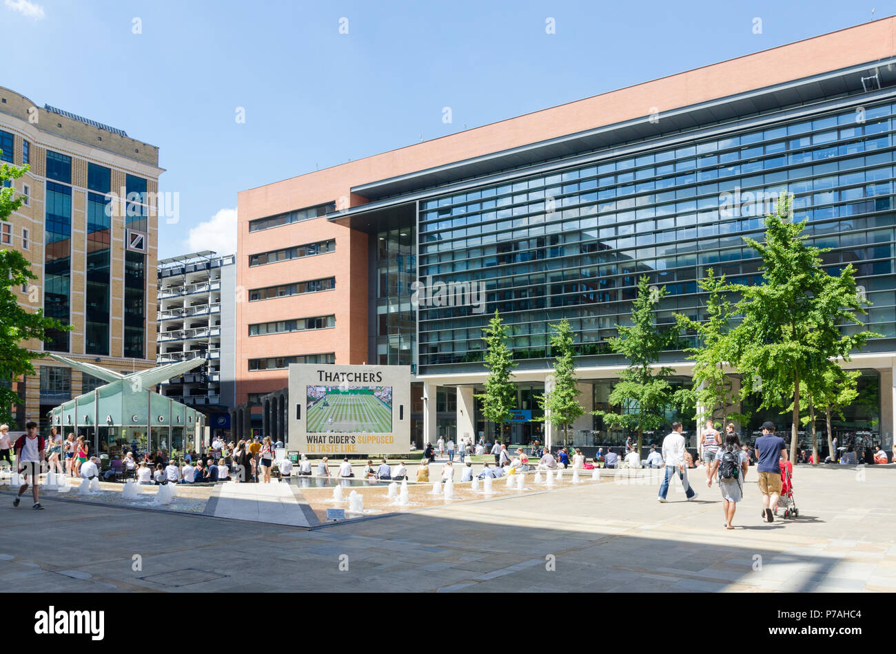 Luogo Danielle, Birmingham, Regno Unito. Il 5 luglio 2018. Ufficio lavoratori guarda il torneo di Wimbledon Tennis su un gigantesco schermo tv mentre vi godete il sole di mezzogiorno.Credit: Nick Maslen/Alamy Live News Foto Stock
