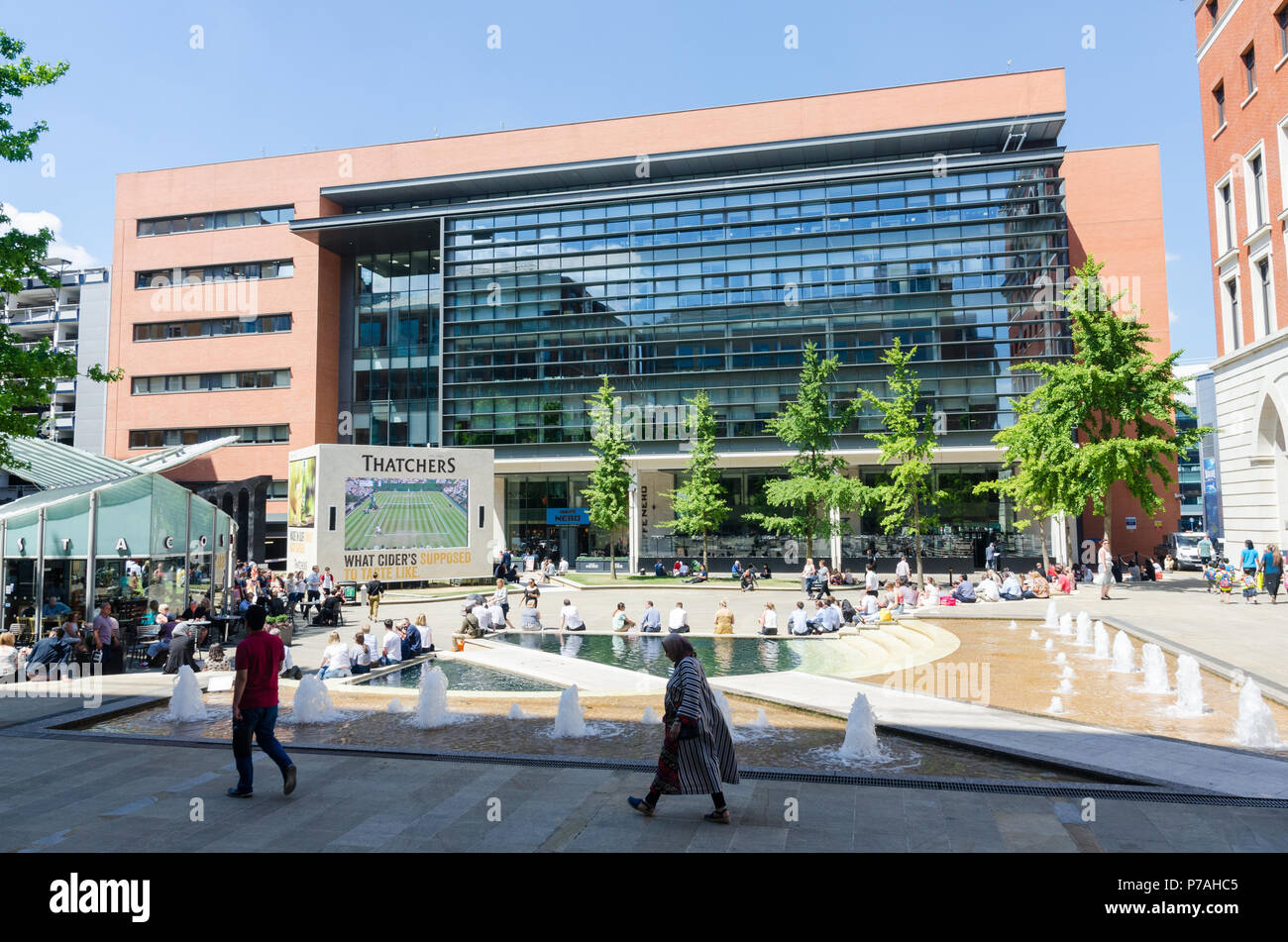 Luogo Danielle, Birmingham, Regno Unito. Il 5 luglio 2018. Ufficio lavoratori guarda il torneo di Wimbledon Tennis su un gigantesco schermo tv mentre vi godete il sole di mezzogiorno.Credit: Nick Maslen/Alamy Live News Foto Stock