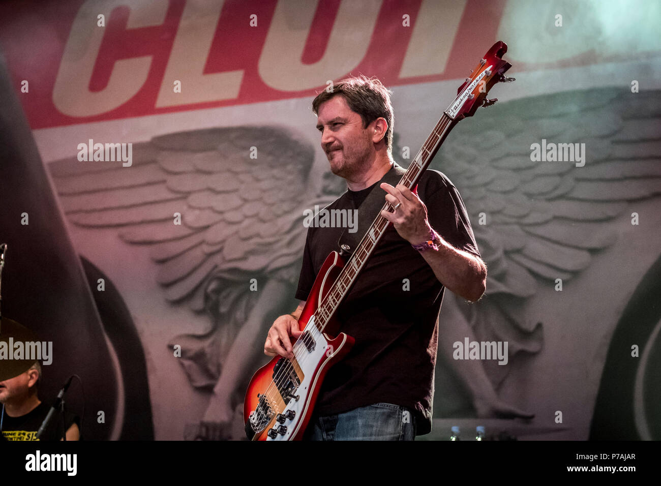 Danimarca, Roskilde - Luglio 4, 2018. La American rock band frizione svolge un concerto dal vivo durante il danese music festival Roskilde Festival 2018. Qui il bassista Dan Maines è visto dal vivo sul palco. (Photo credit: Gonzales foto - Kim M. Leland). Credito: Gonzales foto/Alamy Live News Foto Stock