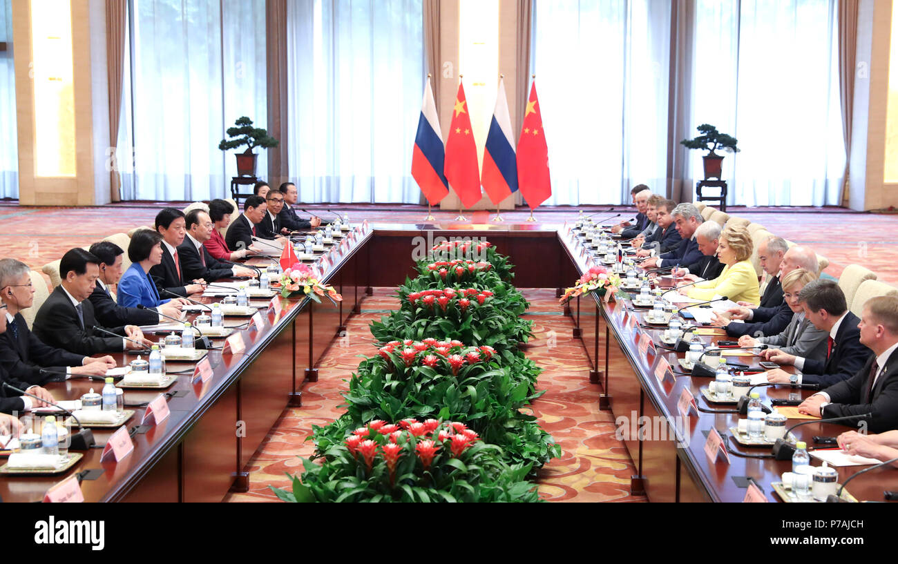 Pechino, Cina. 4 Luglio, 2018. Li Zhanshu (5 L), presidente del comitato permanente del Congresso nazionale del popolo (ANP), e Federazione Russa Consiglio Speaker Valentina Matviyenko (6R) tenere colloqui e co-presidente della quarta riunione del comitato di cooperazione tra il NPC e il parlamento russo a Pechino Capitale della Cina, 4 luglio 2018. Credito: Pang Xinglei/Xinhua/Alamy Live News Foto Stock