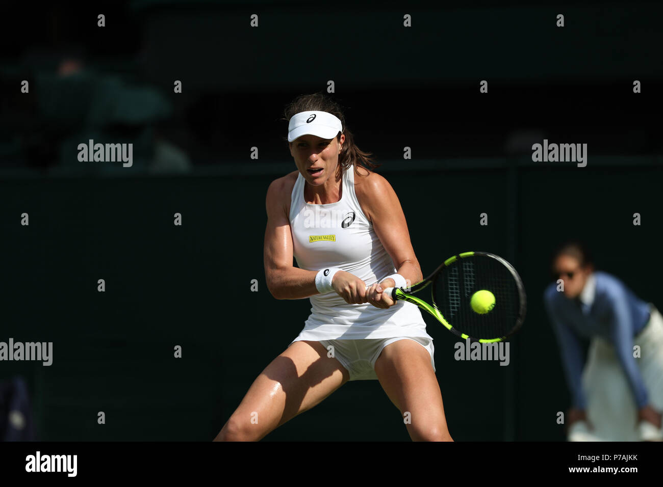 Londra, Regno Unito. Il 5 luglio 2018, All England Lawn Tennis e Croquet Club di Londra, Inghilterra; Wimbledon Tennis campionati, giorno 4; Johanna Konta (GBR) restituisce a Dominika Cibulkov&#xe1; (SLK) Credit: Azione Plus immagini di sport/Alamy Live News Foto Stock