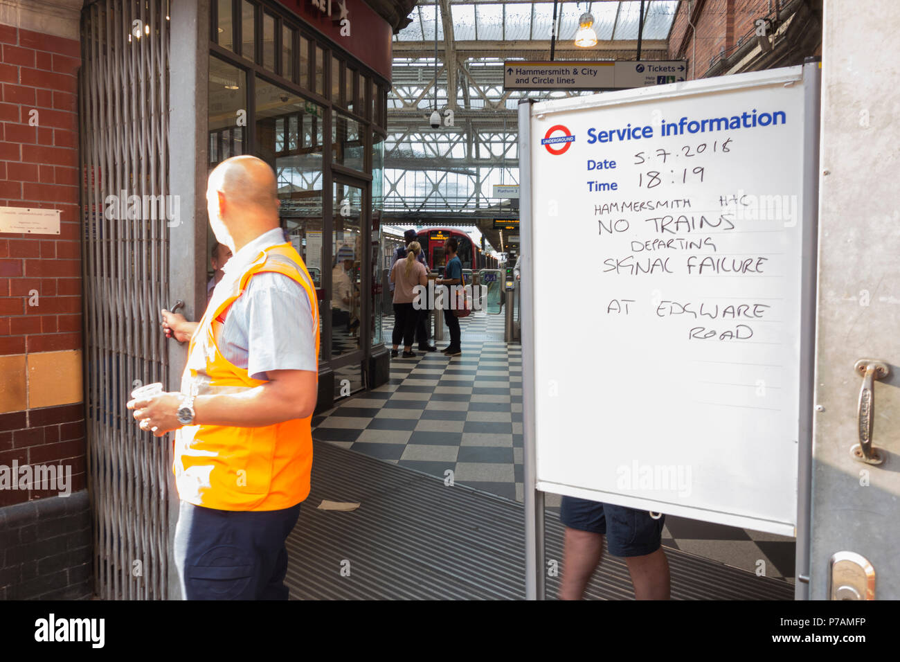 La Hammersmith e la City Line sono state sospese questa sera a causa di un errore di segnale che ha causato il caos di viaggio a Londra Foto Stock