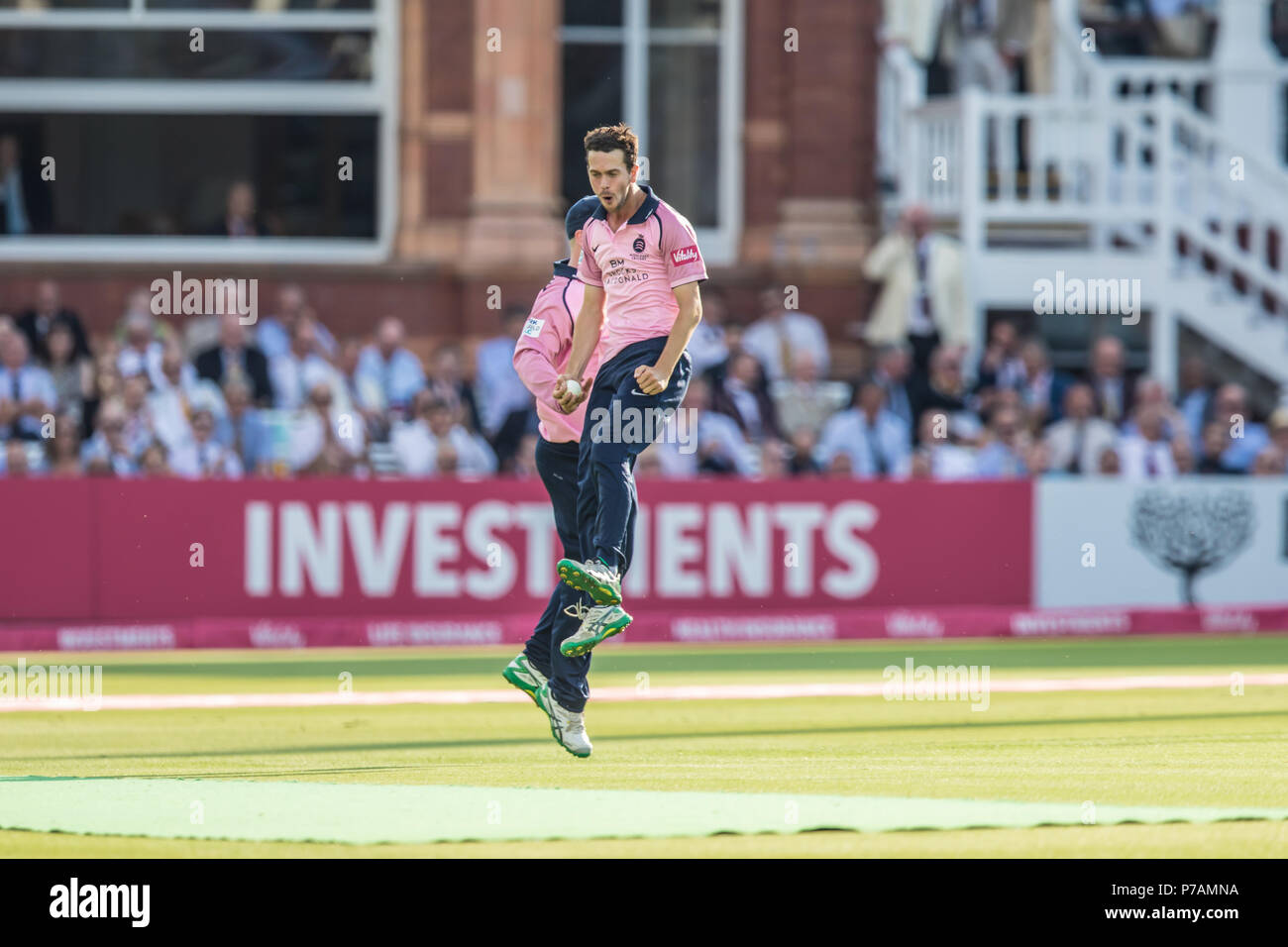Londra, Regno Unito. 5 Luglio, 2018. Nathan Sowter salti di gioia dopo aver ottenuto un paletto bowling per la Middlesex contro Surrey nella vitalità di Blast T20 partita di cricket al Lords. David Rowe/Alamy Live News Foto Stock