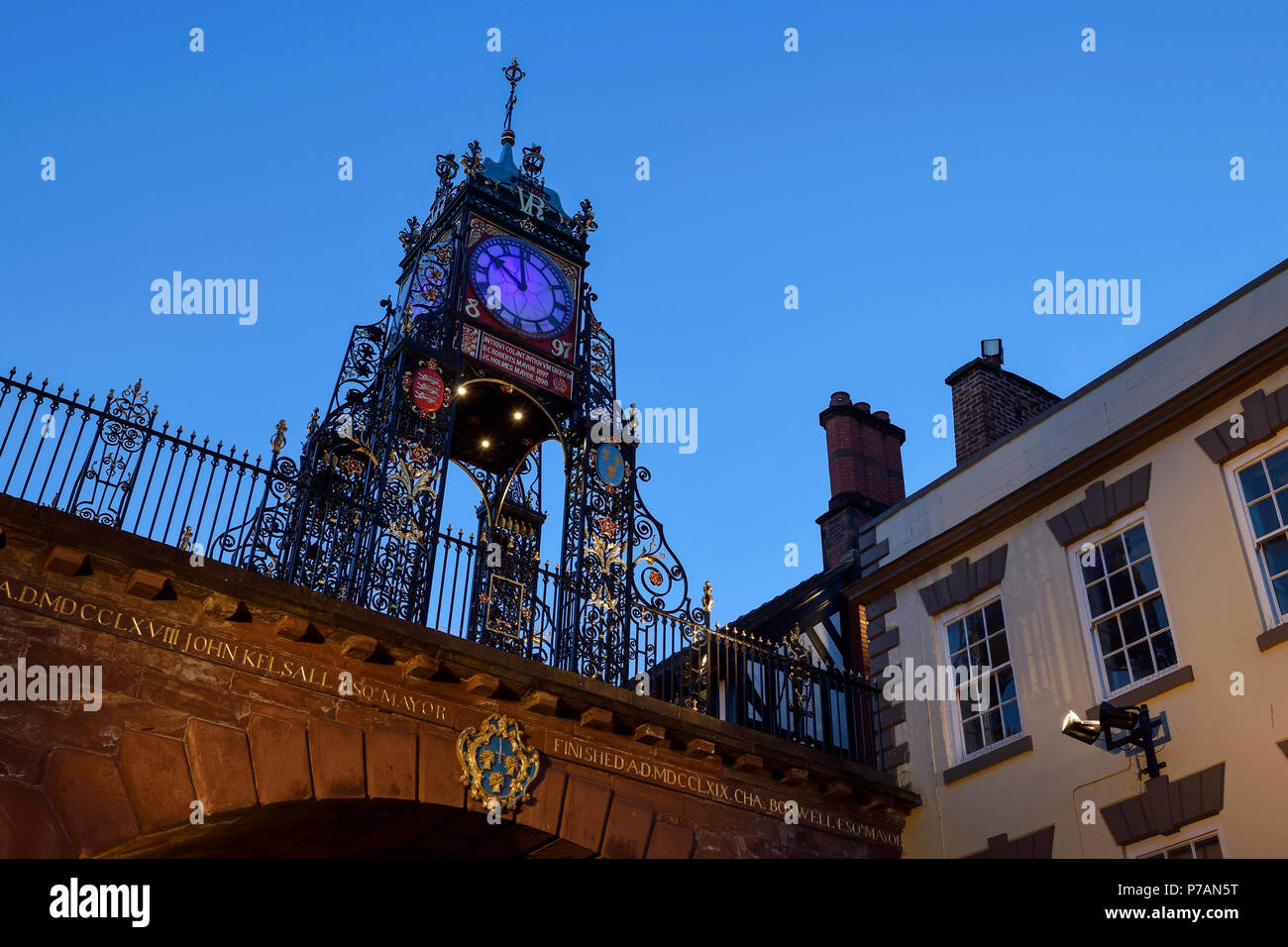 Chester, Regno Unito. Il 5 luglio 2018. Il volto dell'Eastgate Clock illuminato in blu per celebrare il settantesimo anniversario dell'NHS. Credito: Andrew Paterson / Alamy Live News Foto Stock