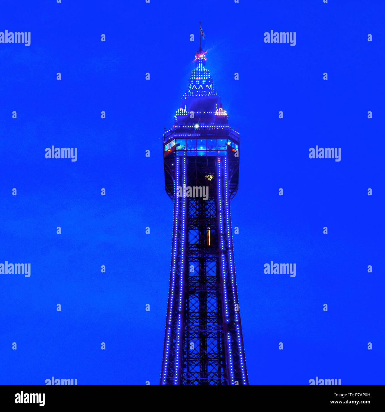 Blackpool,UK.5 luglio 2018. La Blackpool Tower brilla di luce blu nella notte del 5 di luglio per commemorare il settantesimo anniversario dell'NHS. Uno dei leggendari Attrazioni turistiche nel paese il bagliore blu è stato visto da miglia intorno alla costa di Fylde e Lancashire. Kev Walsh Alamy/Live News Foto Stock