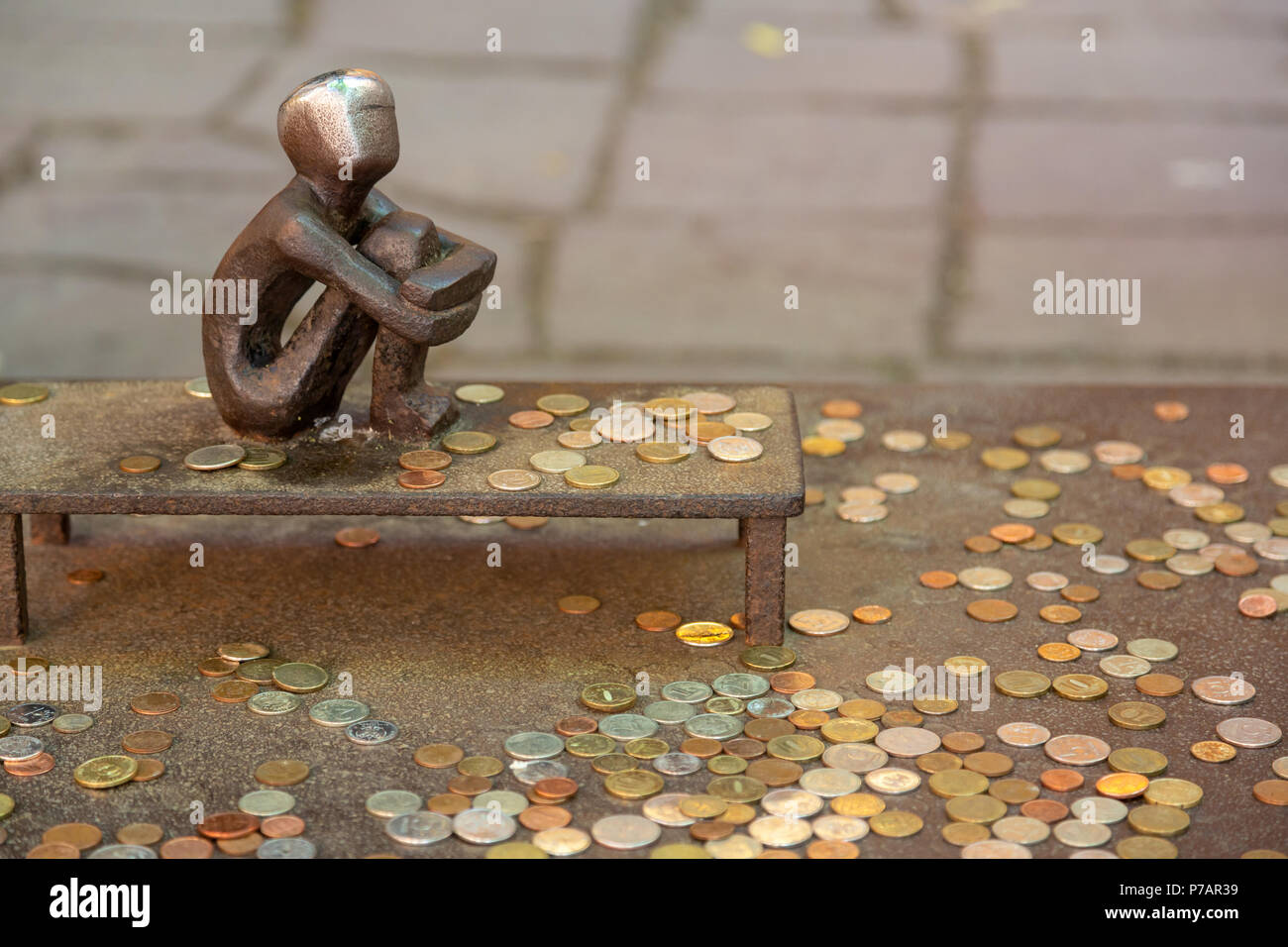 Järnpojke / Iron Boy / il ragazzino che guarda la luna, Lucky statua, Gamla Stan, Stoccolma, Svezia Foto Stock