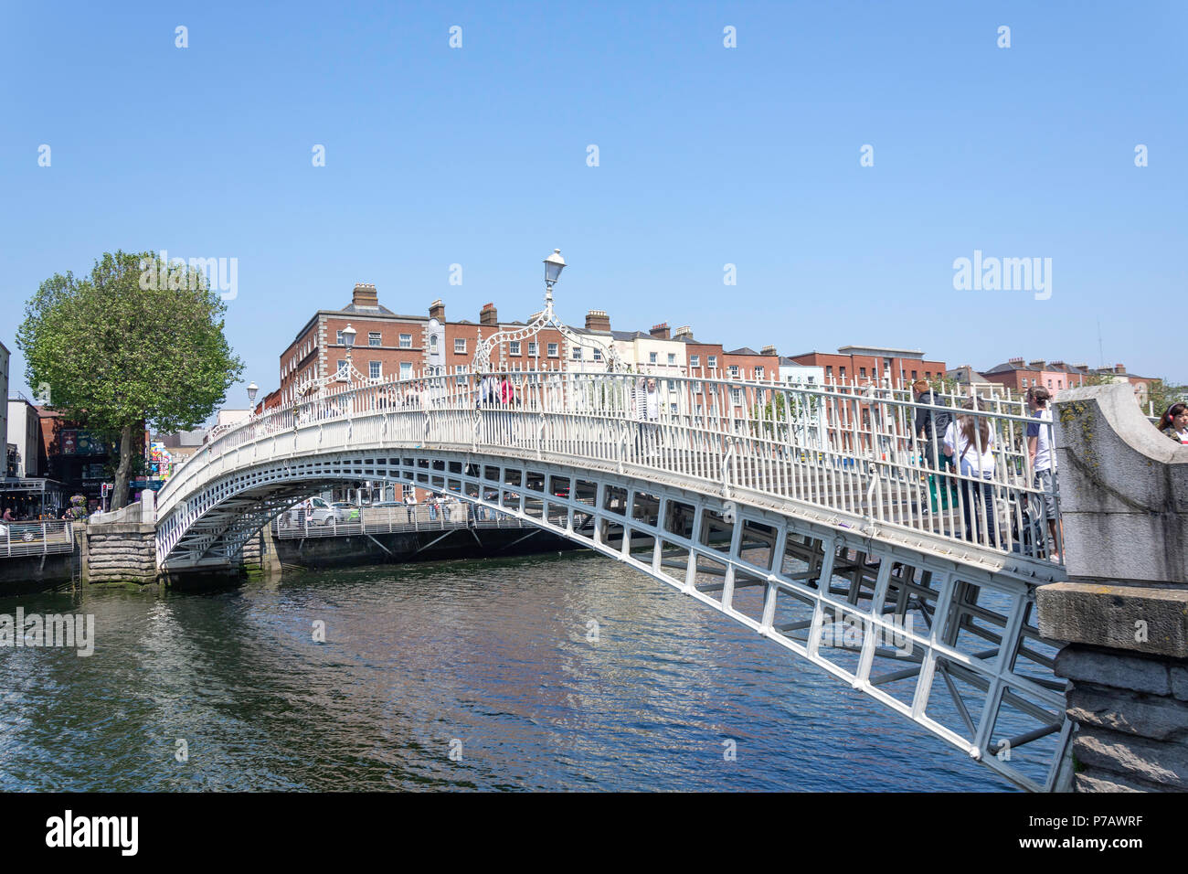Xix secolo Ha'penny Bridge sul fiume Liffey, Wellington Quay, Dublin, Provincia di Leinster, Repubblica di Irlanda Foto Stock