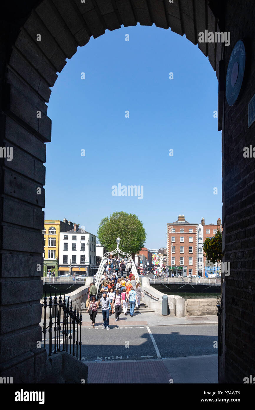 Ha'penny Bridge da mercanti Arch, Temple Bar di Dublino, Provincia di Leinster, Repubblica di Irlanda Foto Stock